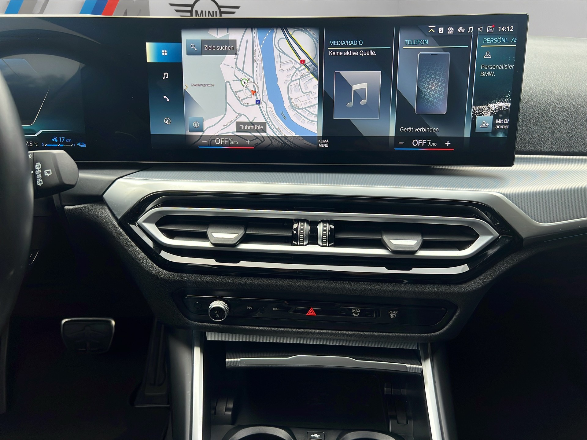 BMW 330e x DriveTouring Steptronic M Sport-image-15