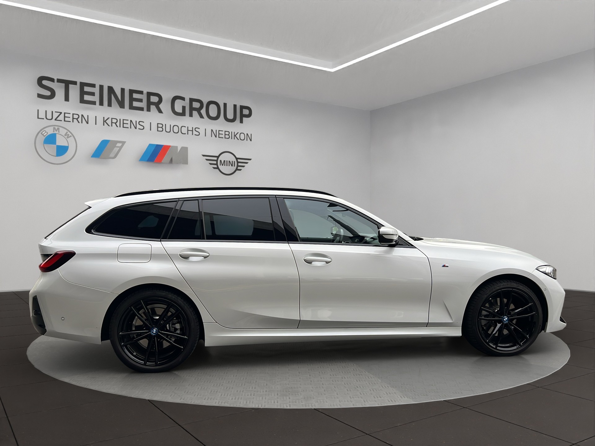 BMW 330e x DriveTouring Steptronic M Sport-image-5