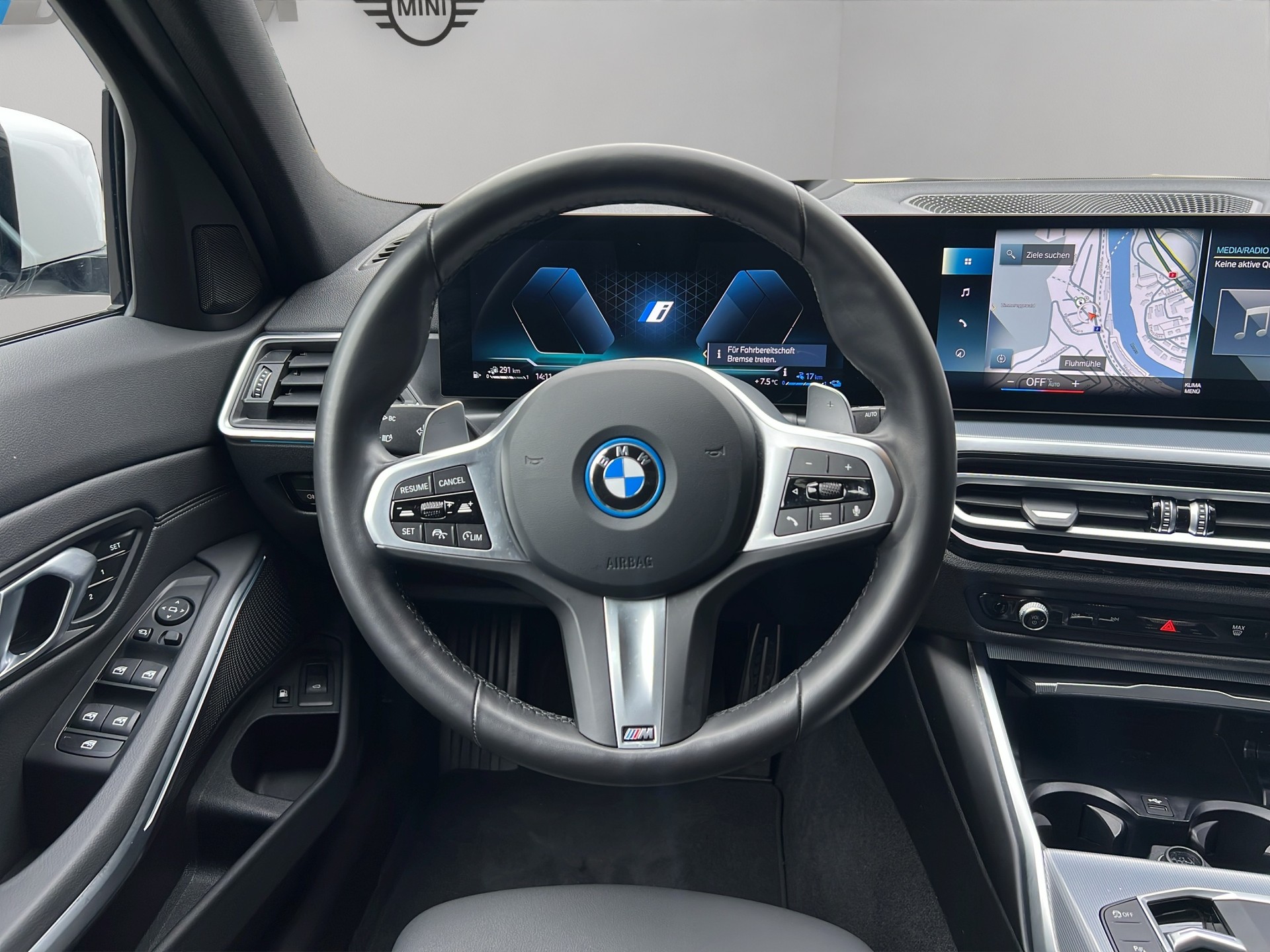 BMW 330e x DriveTouring Steptronic M Sport-image-11