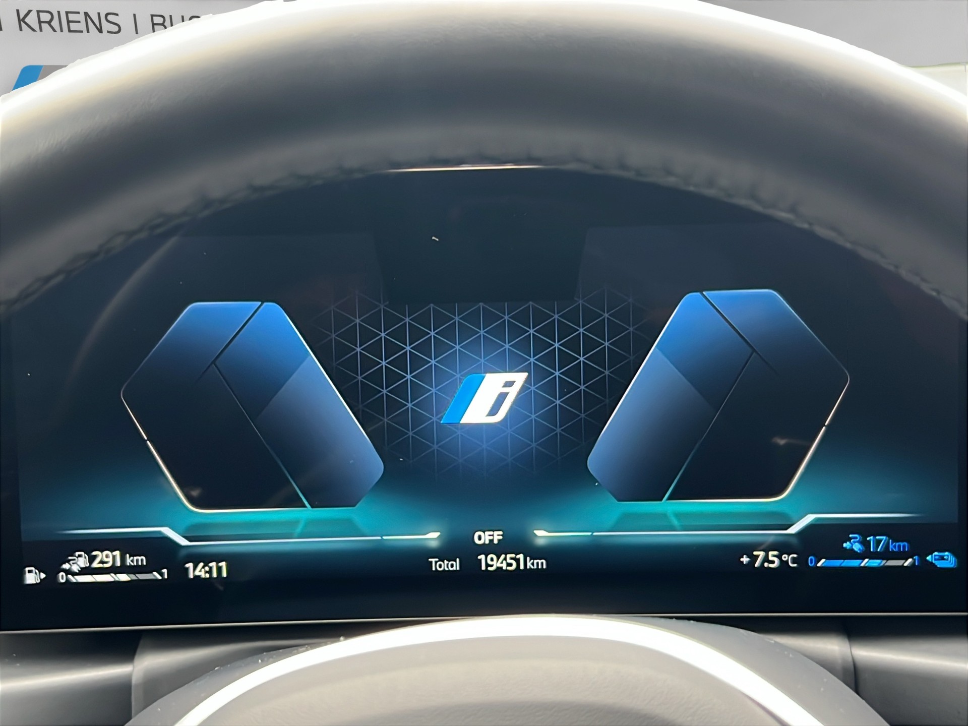 BMW 330e x DriveTouring Steptronic M Sport-image-12