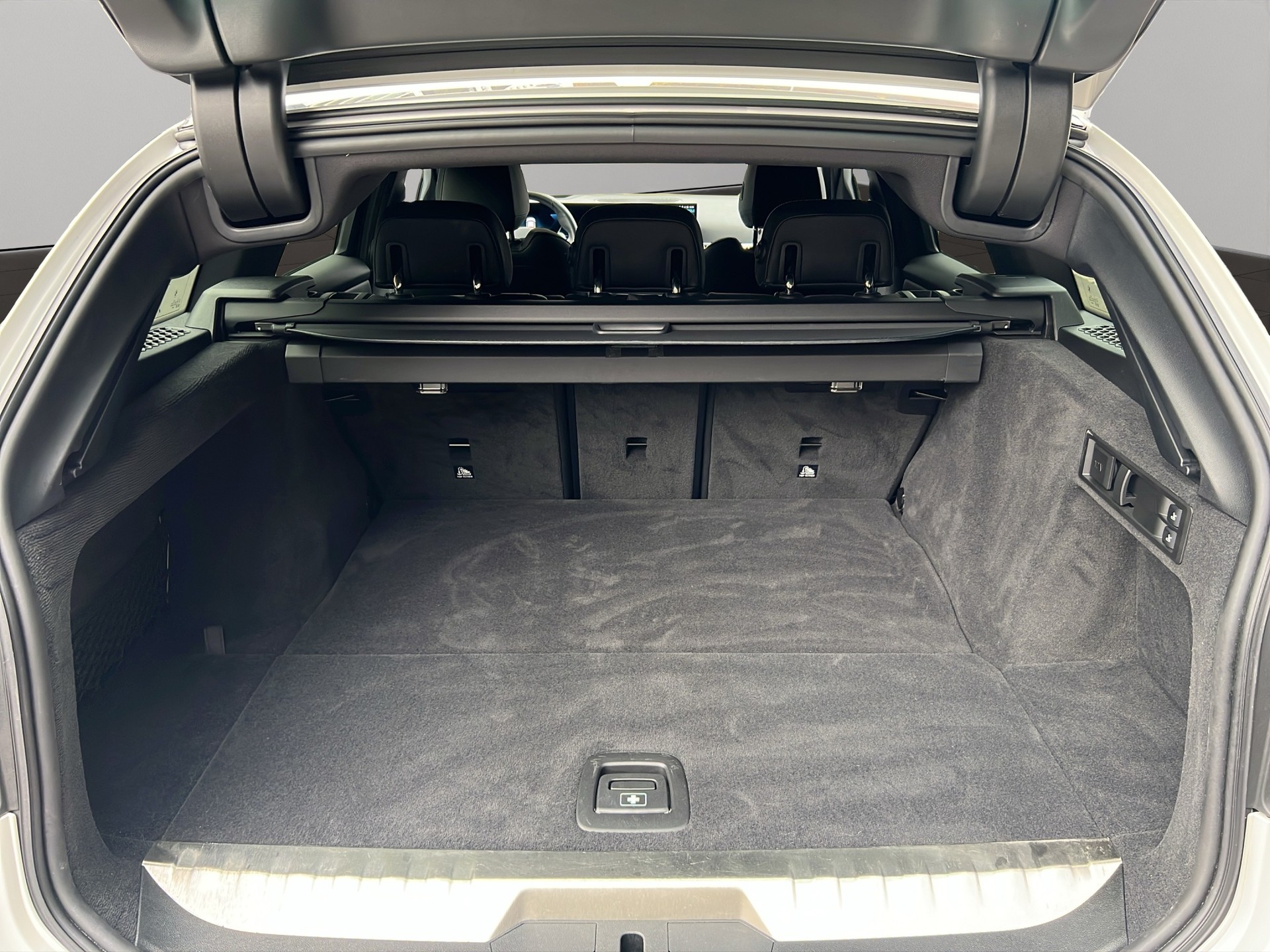 BMW 330e x DriveTouring Steptronic M Sport-image-22