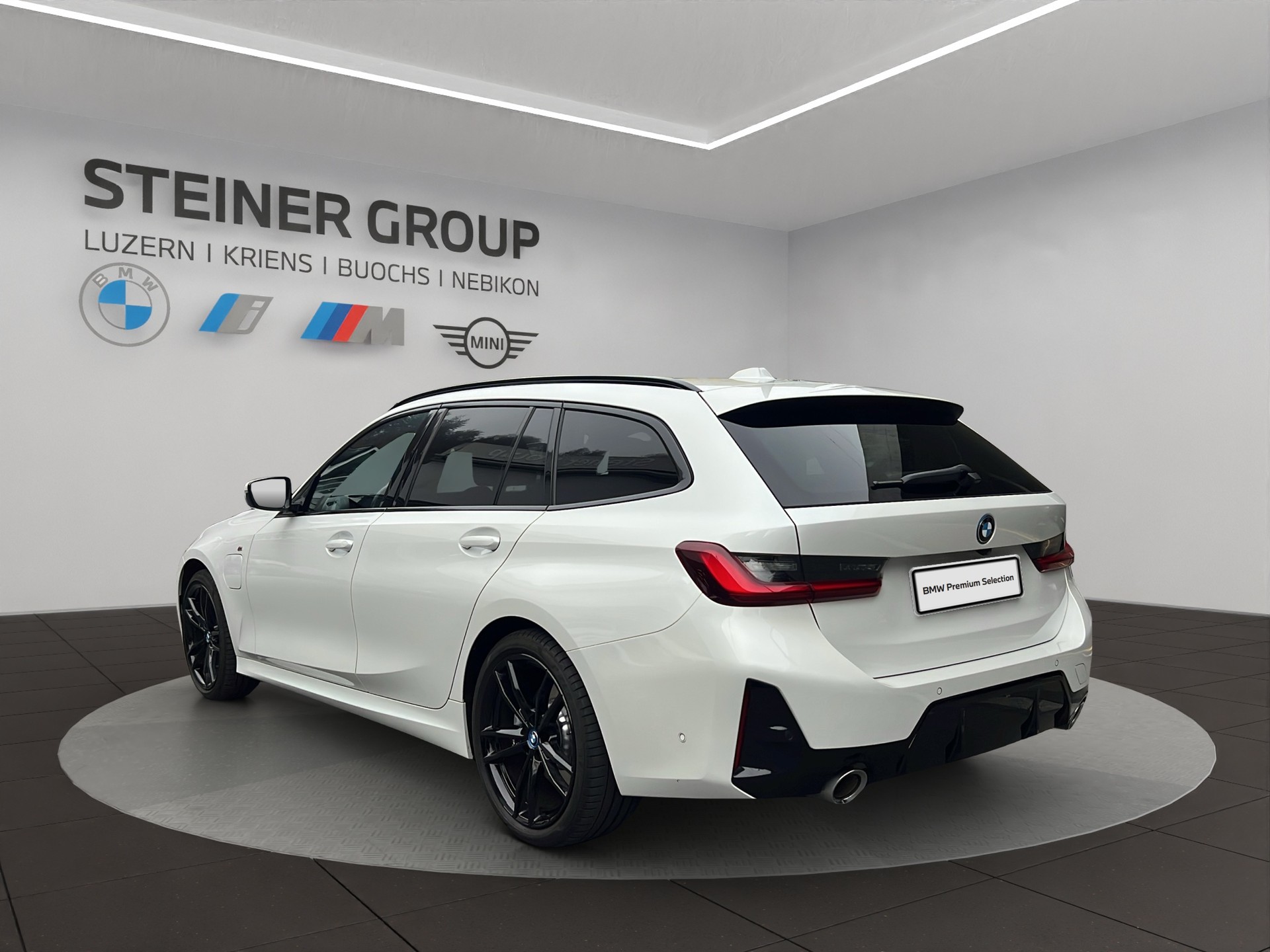 BMW 330e x DriveTouring Steptronic M Sport-image-6