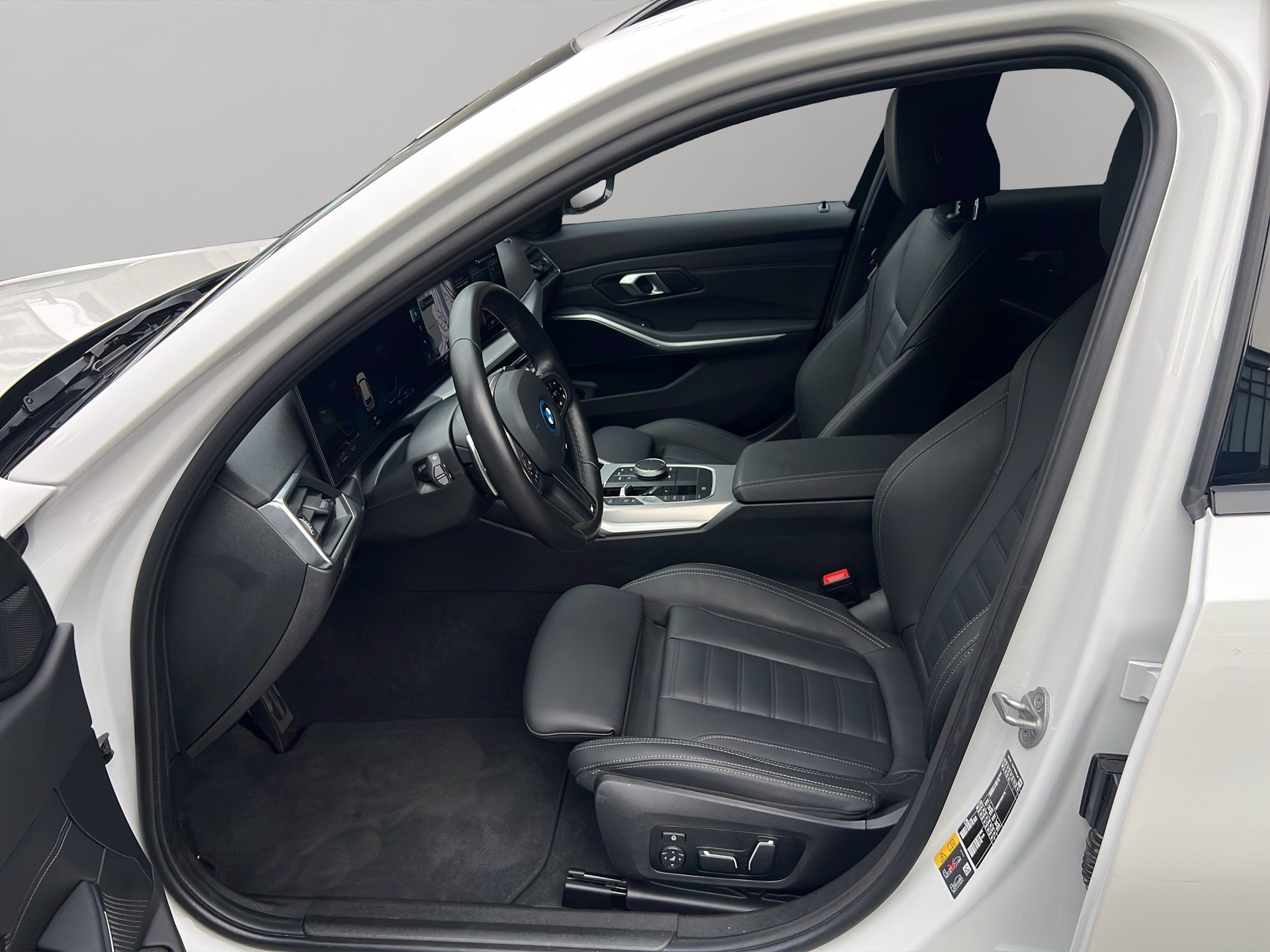BMW 330e x DriveTouring Steptronic M Sport-image-16