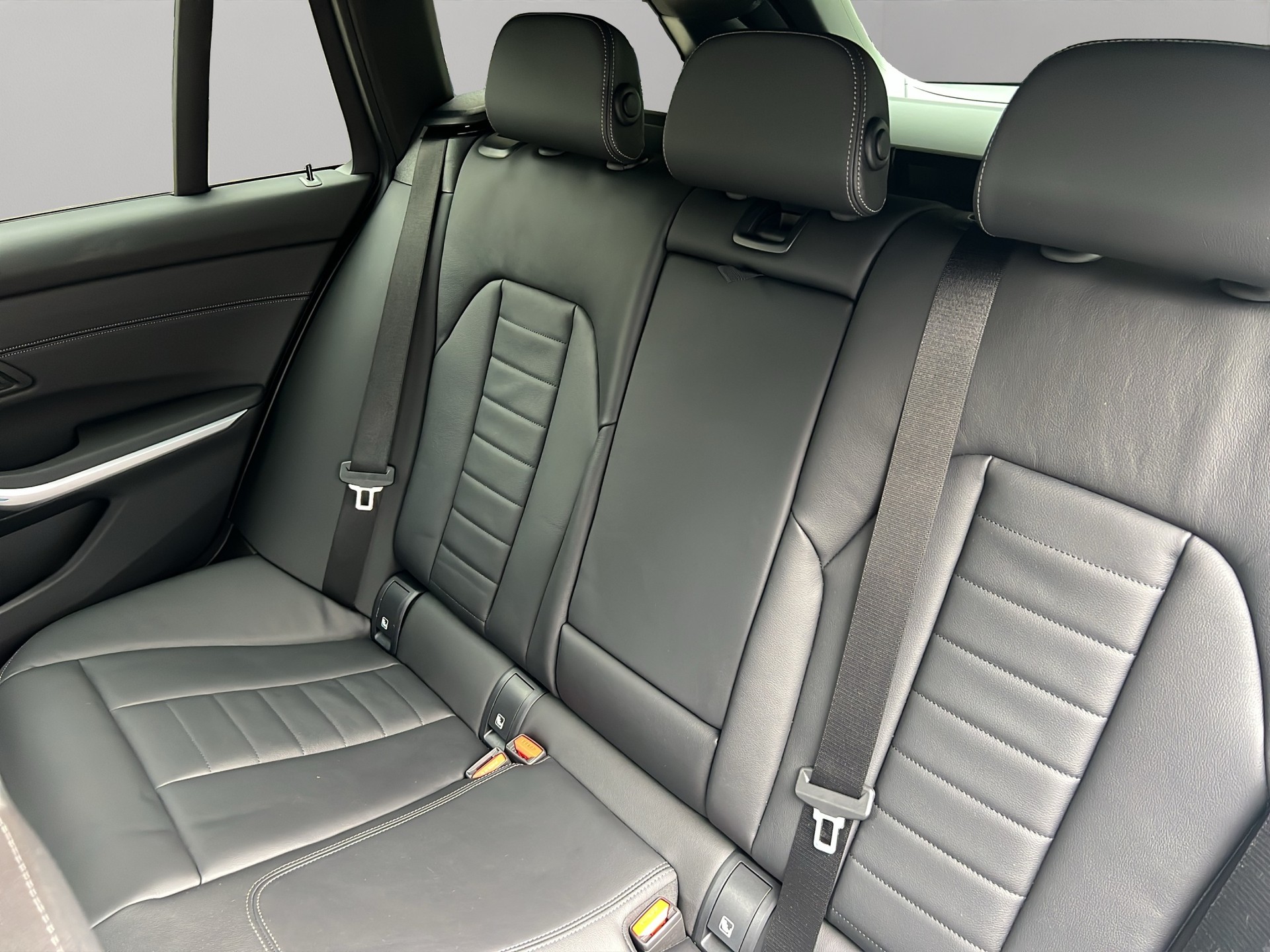 BMW 330e x DriveTouring Steptronic M Sport-image-18