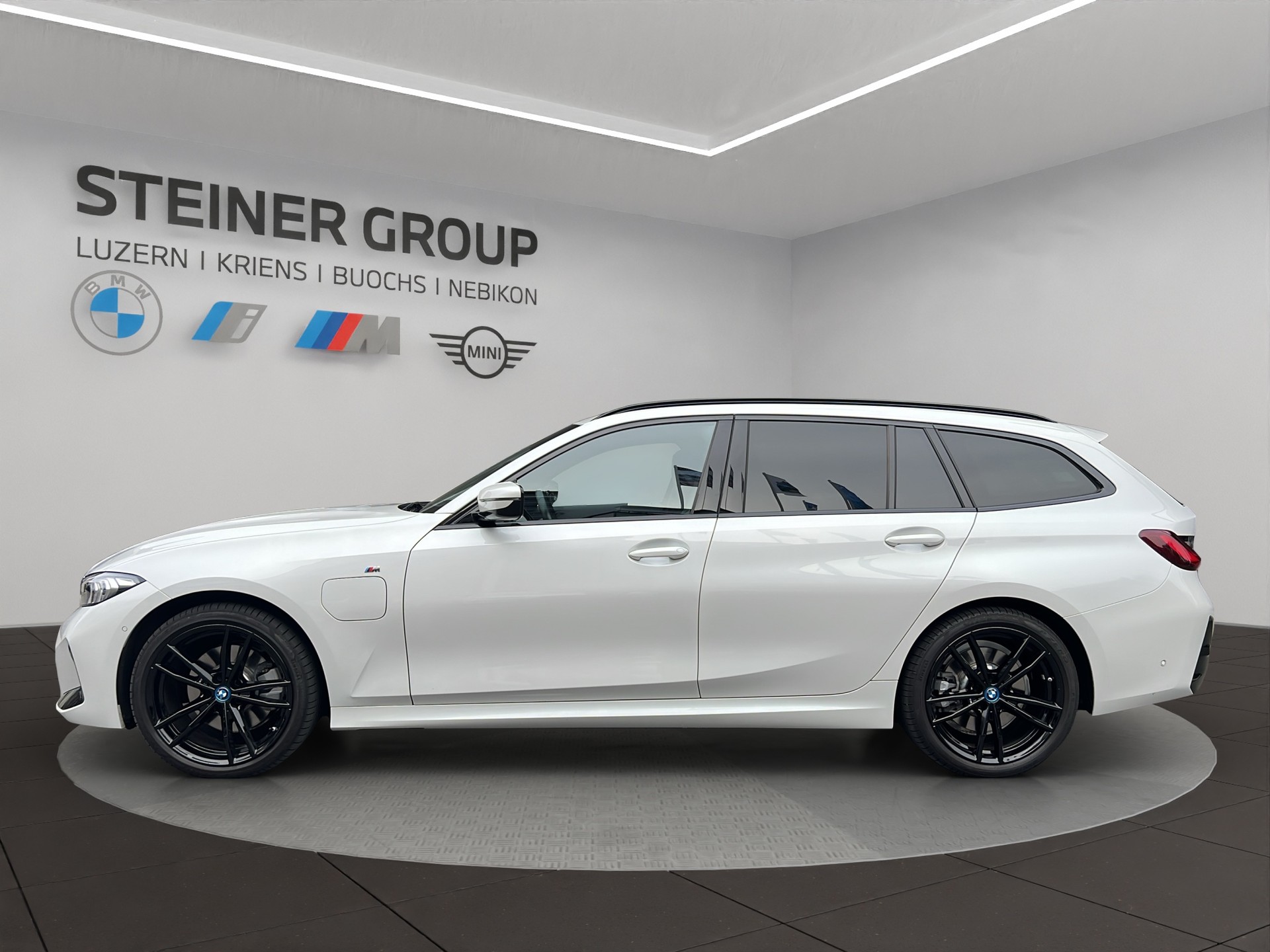 BMW 330e x DriveTouring Steptronic M Sport-image-4