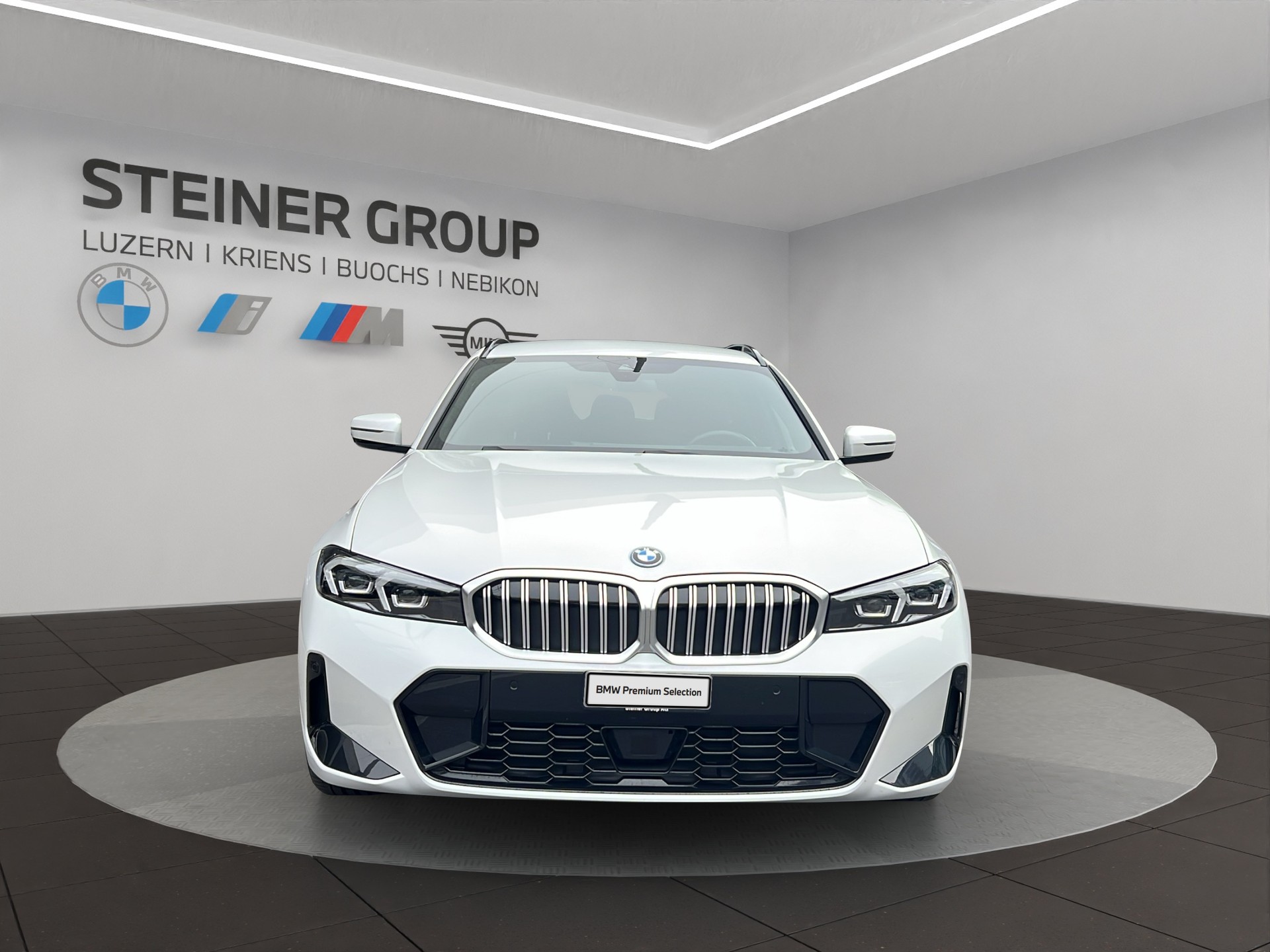 BMW 330e x DriveTouring Steptronic M Sport-image-2