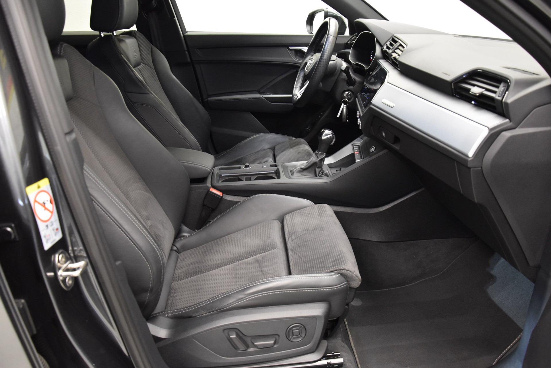 AUDI Q3 45 TFSI e S line S-tronic-image-2