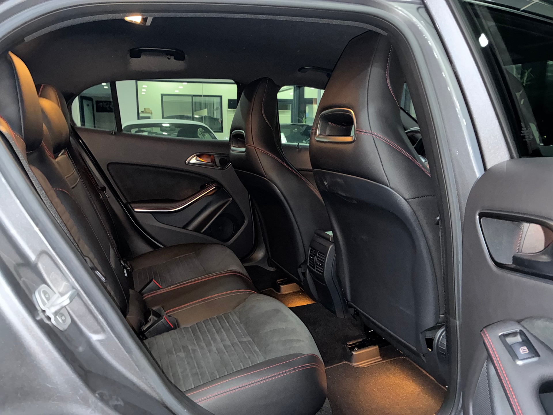MERCEDES-BENZ GLA 250 AMG Line 4Matic 7G-DCT-image-10
