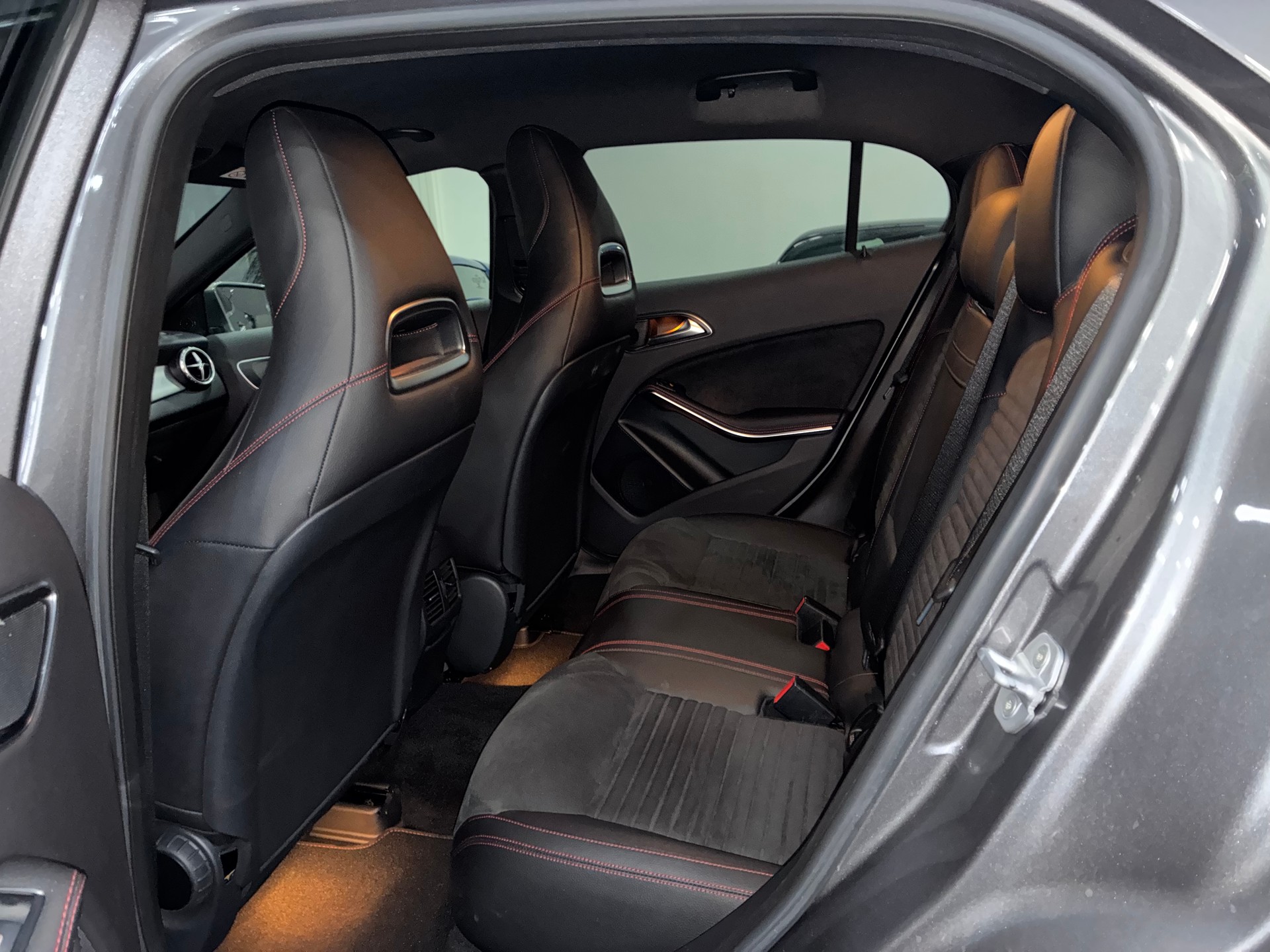 MERCEDES-BENZ GLA 250 AMG Line 4Matic 7G-DCT-image-11