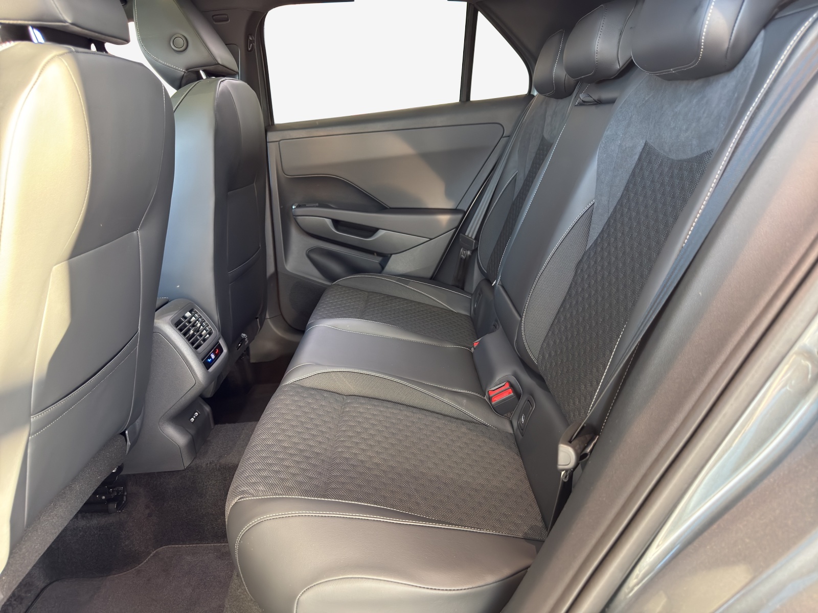 VW T-Roc 1.5 eTSI mHEV R-Line DSG-image-11