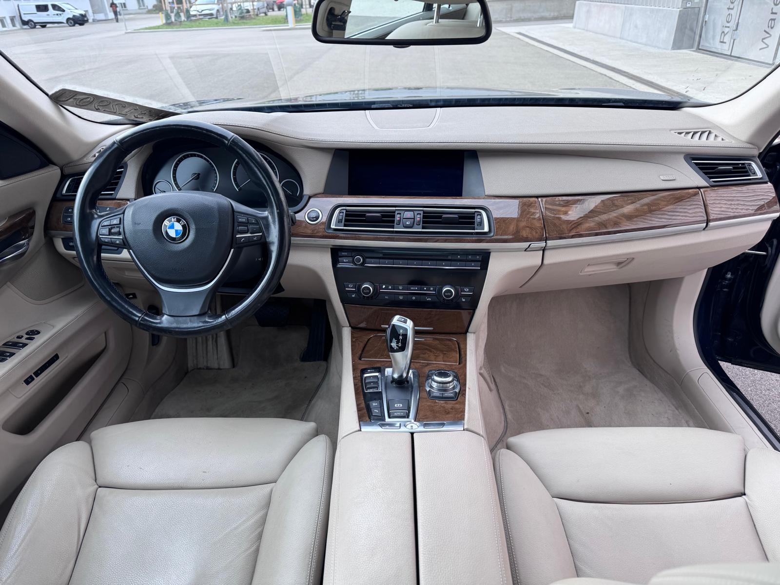 BMW 750i xDrive-image-6