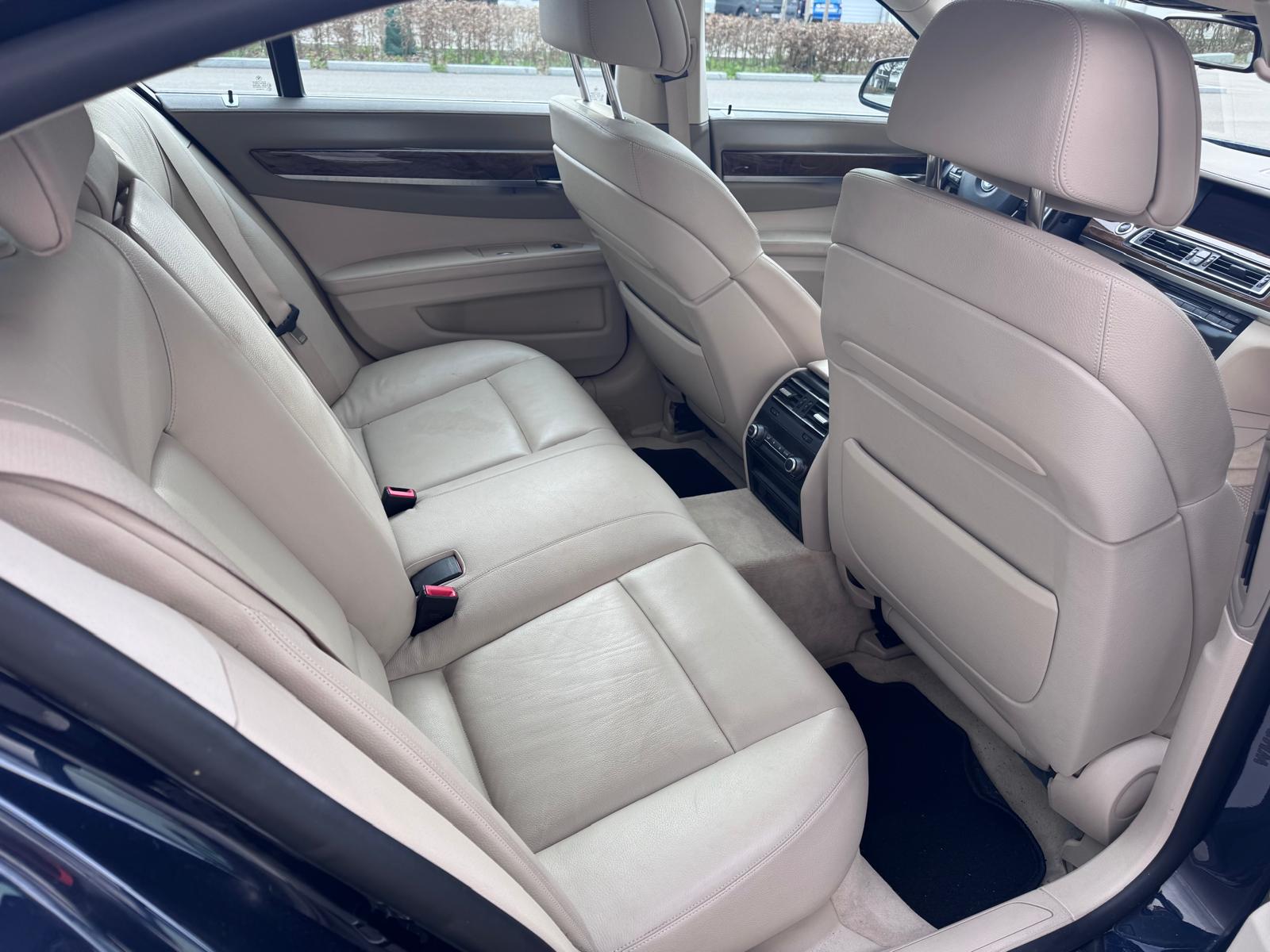 BMW 750i xDrive-image-8