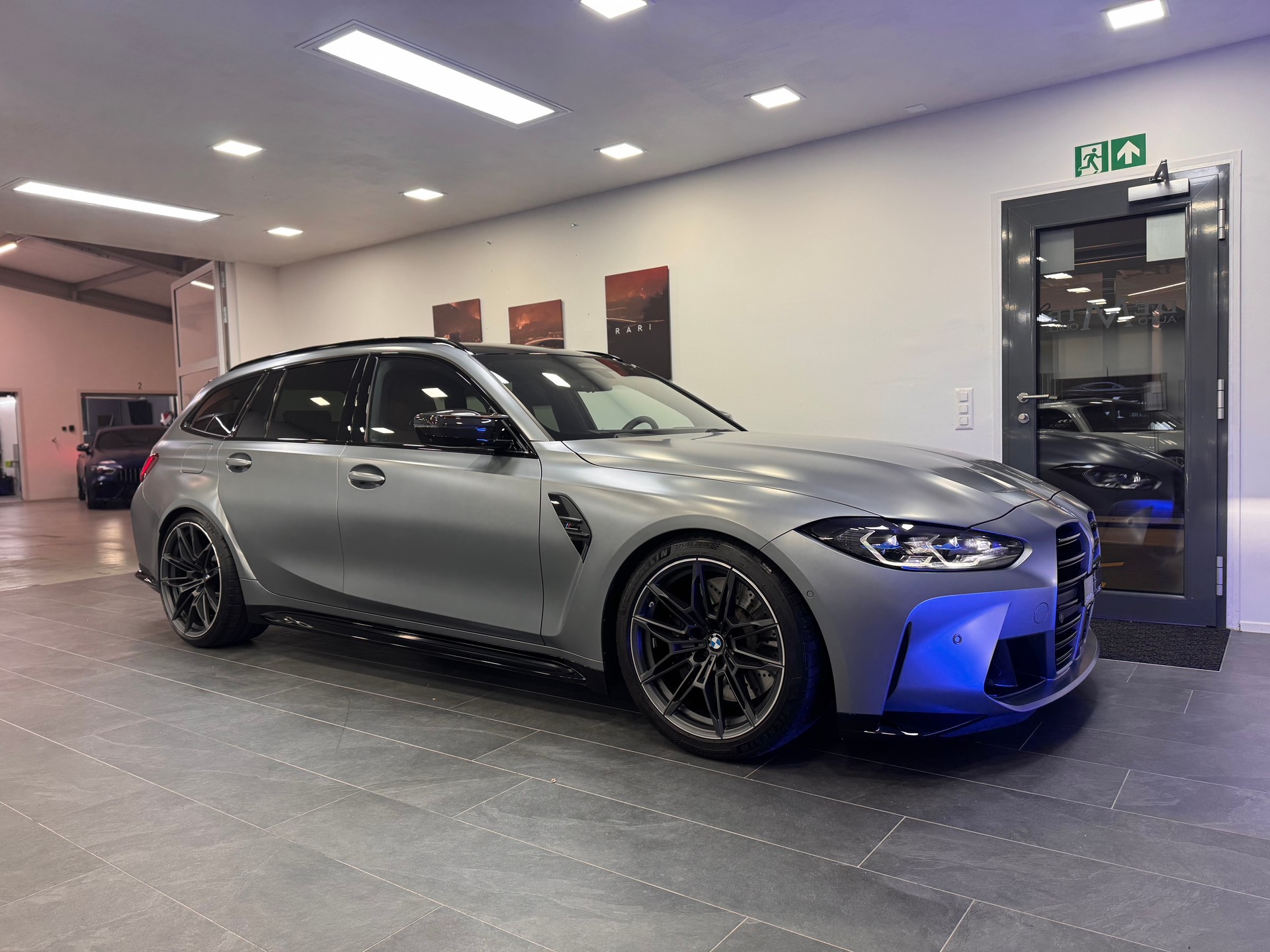 BMW M3 Touring xDrive Competition M *CH-Fahrzeug / Carbon Exterieur / KW-Gewindefedern / Frozen Pure Grey Mattlackierung*-image-2