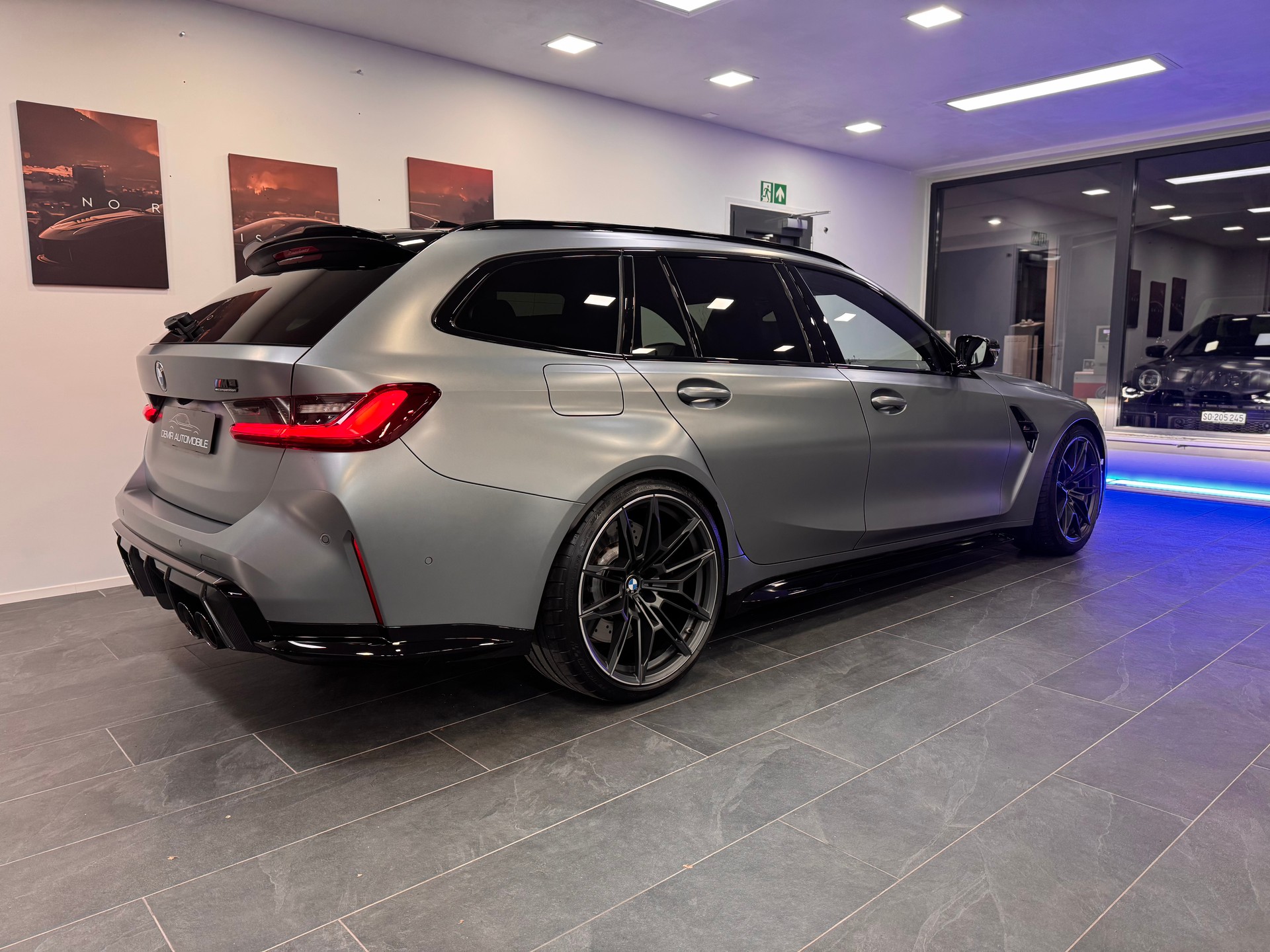 BMW M3 Touring xDrive Competition M *CH-Fahrzeug / Carbon Exterieur / KW-Gewindefedern / Frozen Pure Grey Mattlackierung*-image-3