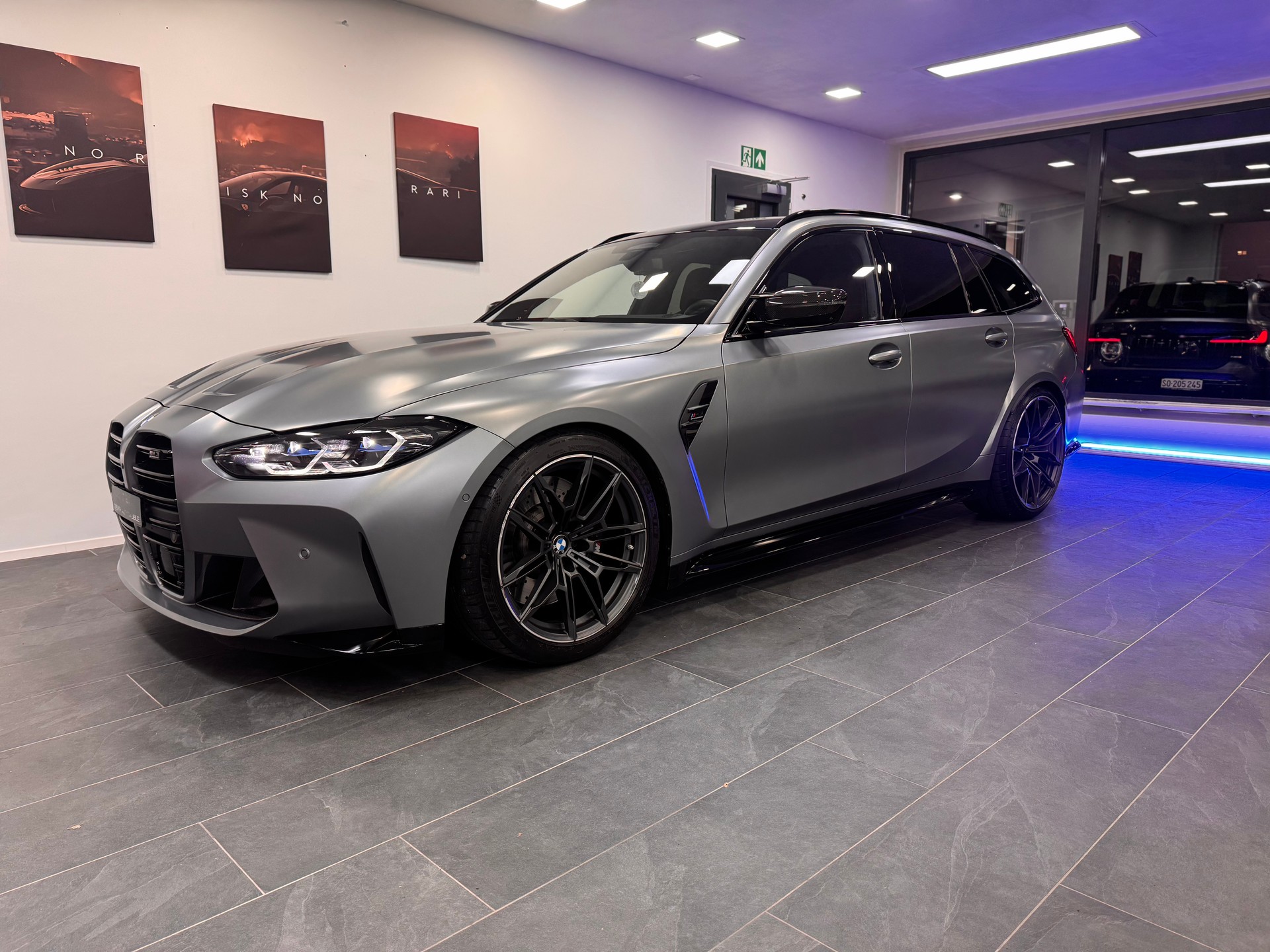 BMW M3 Touring xDrive Competition M *CH-Fahrzeug / Carbon Exterieur / KW-Gewindefedern / Frozen Pure Grey Mattlackierung*-image-0