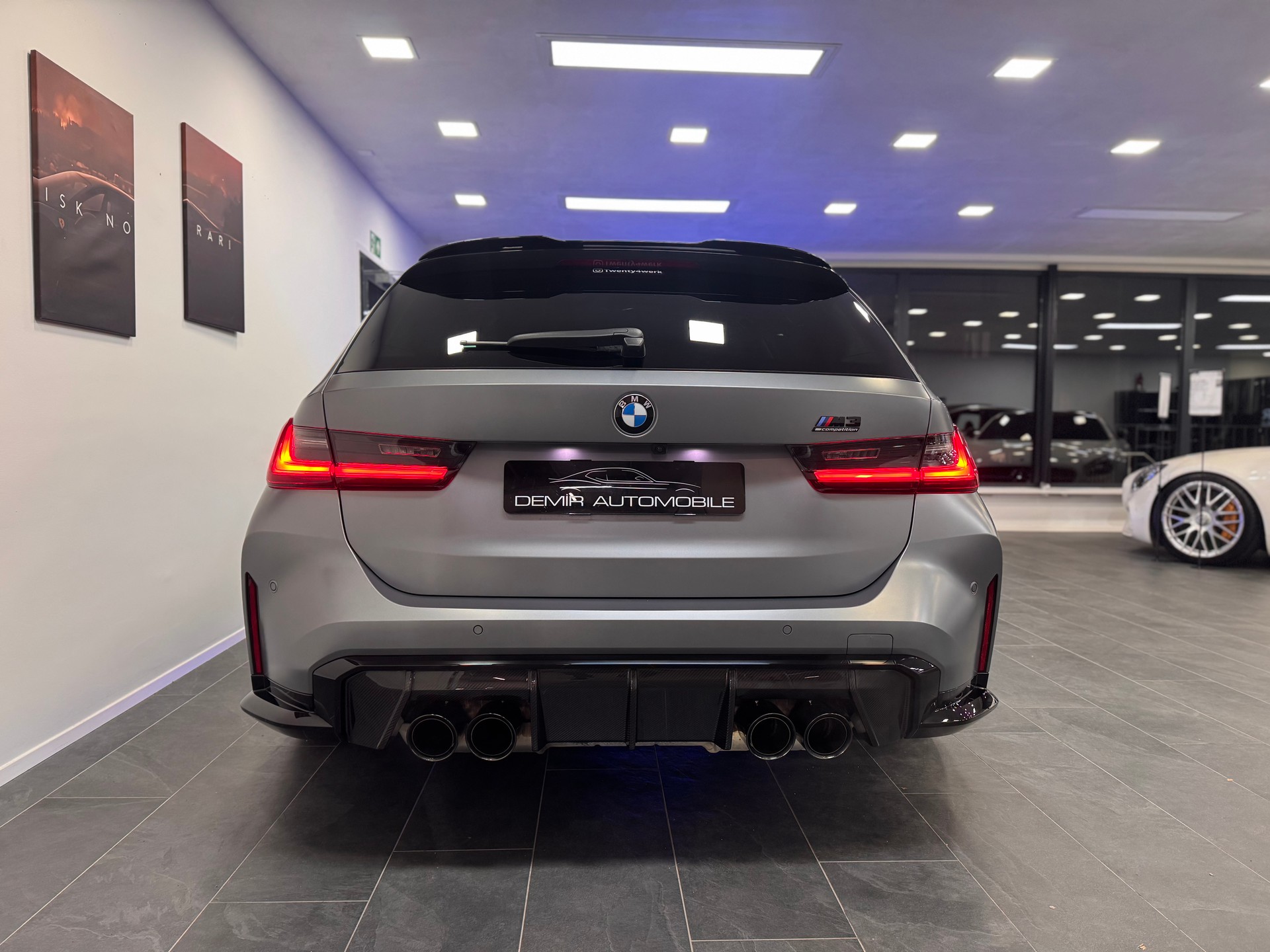 BMW M3 Touring xDrive Competition M *CH-Fahrzeug / Carbon Exterieur / KW-Gewindefedern / Frozen Pure Grey Mattlackierung*-image-4