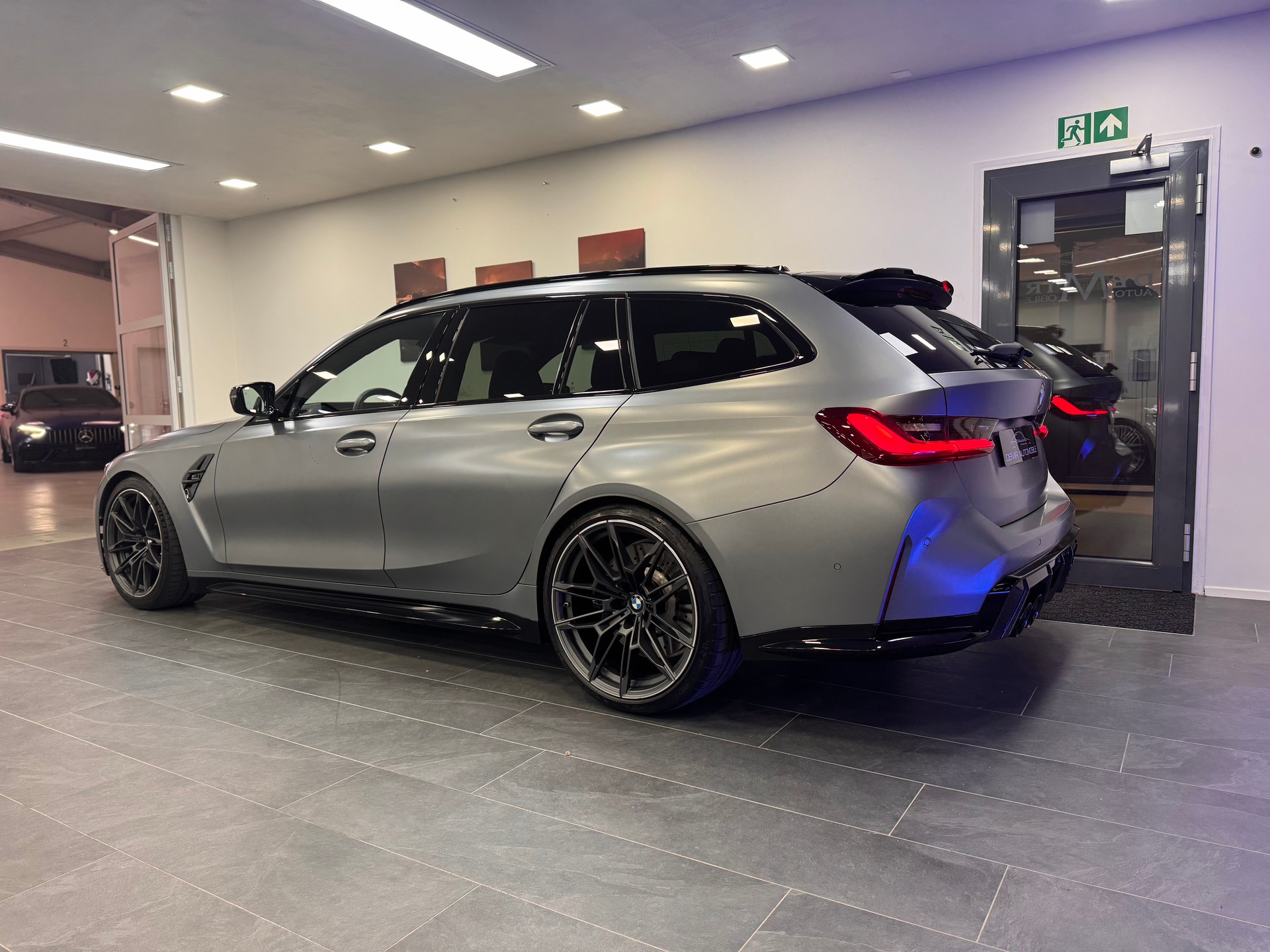 BMW M3 Touring xDrive Competition M *CH-Fahrzeug / Carbon Exterieur / KW-Gewindefedern / Frozen Pure Grey Mattlackierung*-image-5