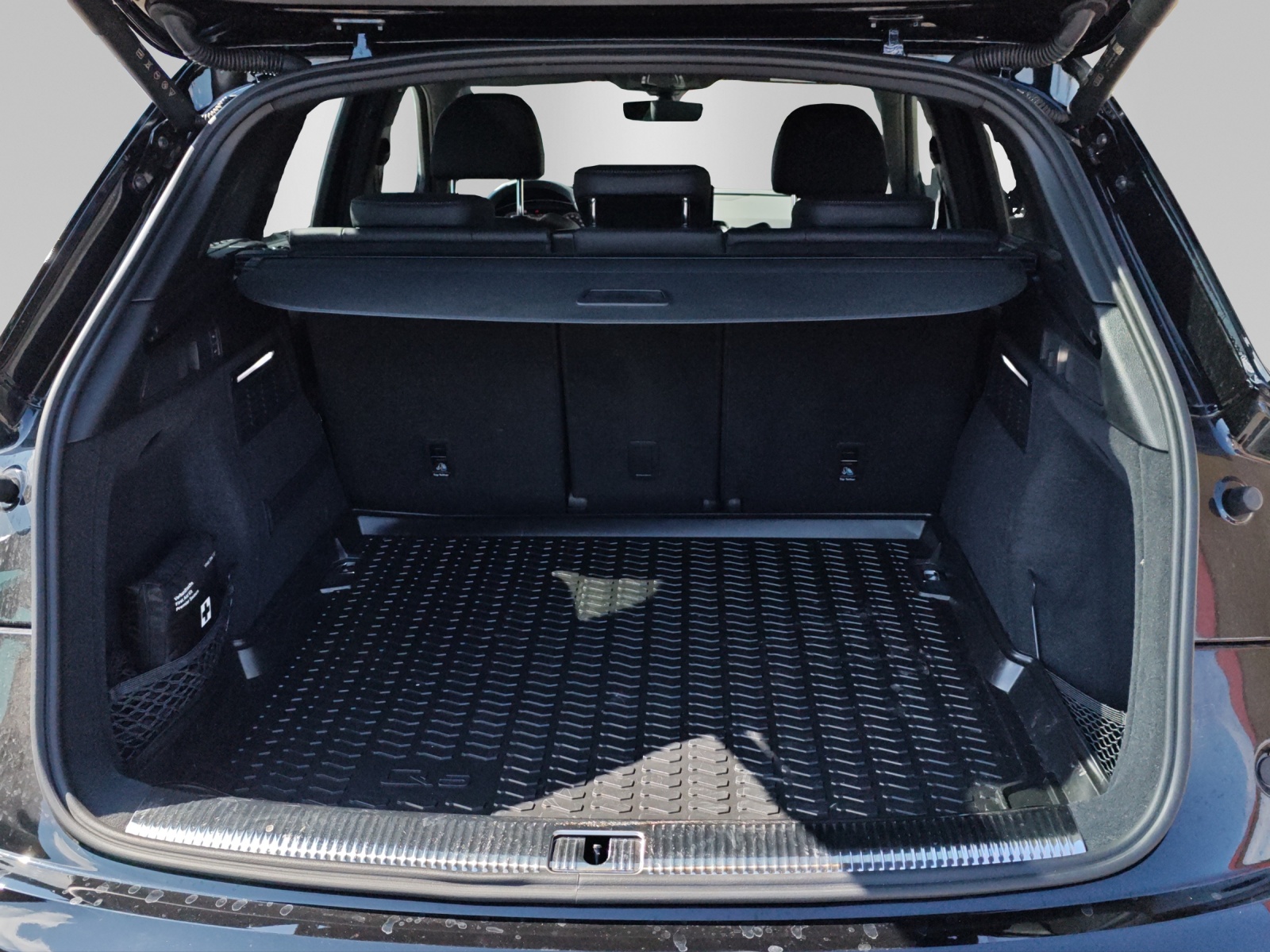 AUDI Q5 40 TDI Black Edition quattro S-tronic-image-11