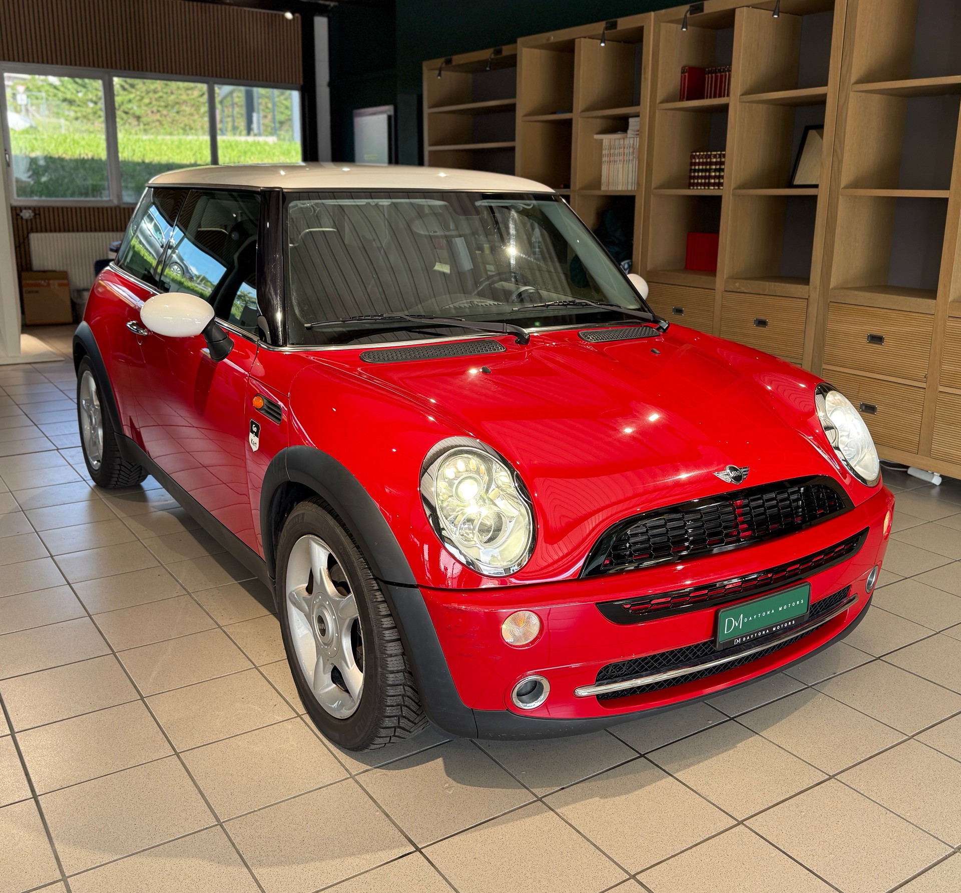 MINI Cooper-showroom-element-1