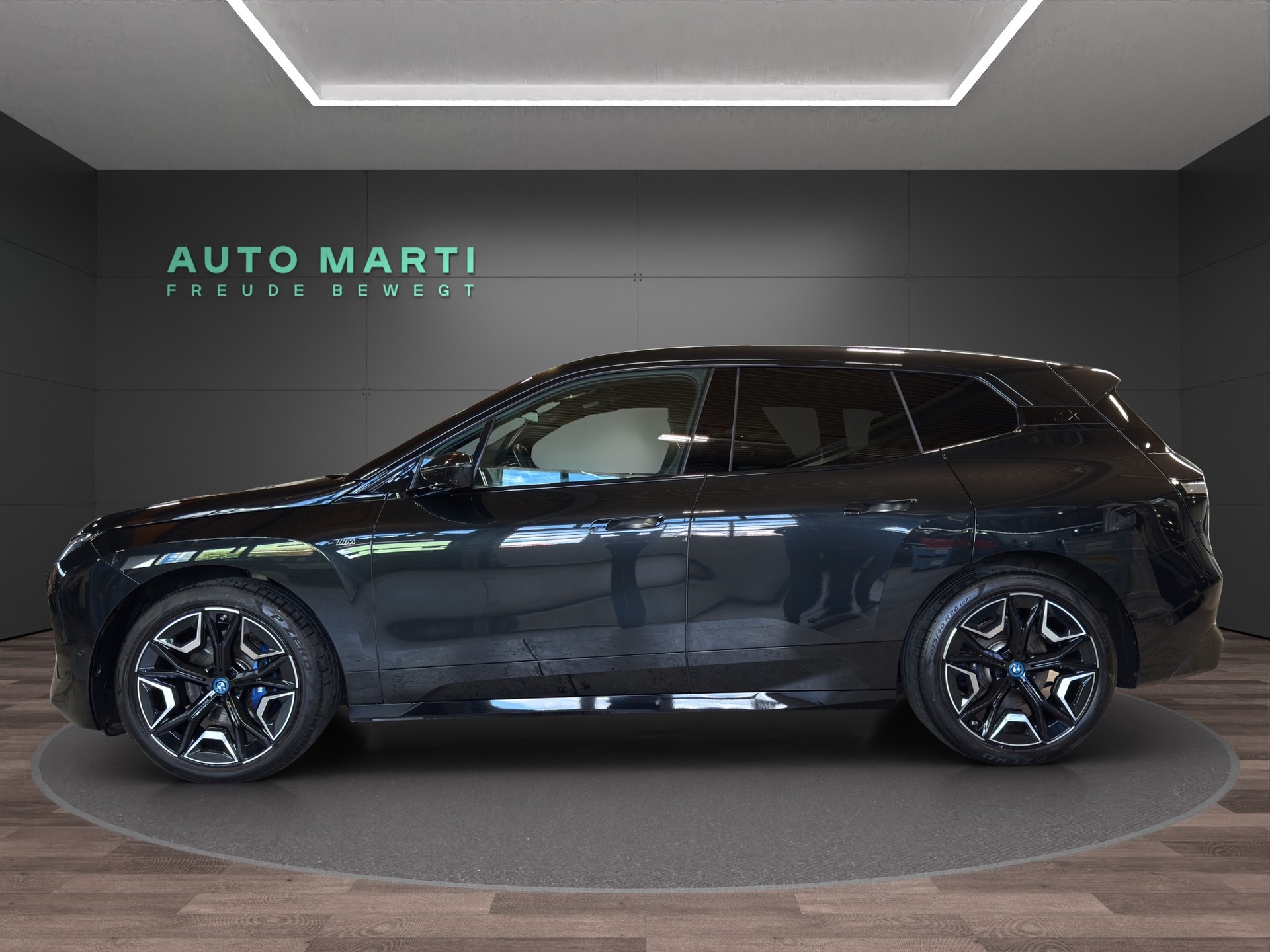 BMW iX M60-showroom-element-2