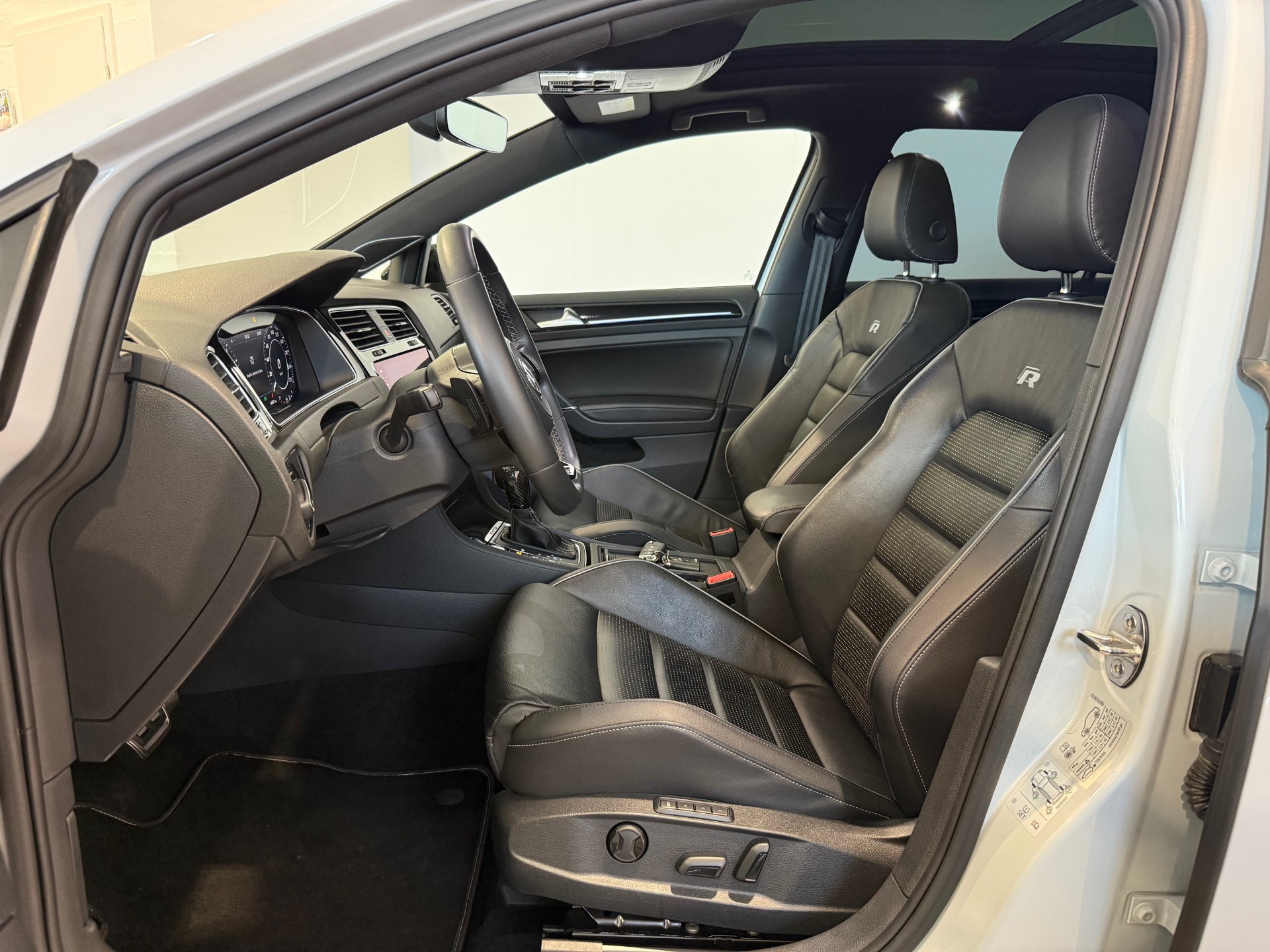 VW Golf Variant 2.0 TSI R 4Motion DSG-image-9