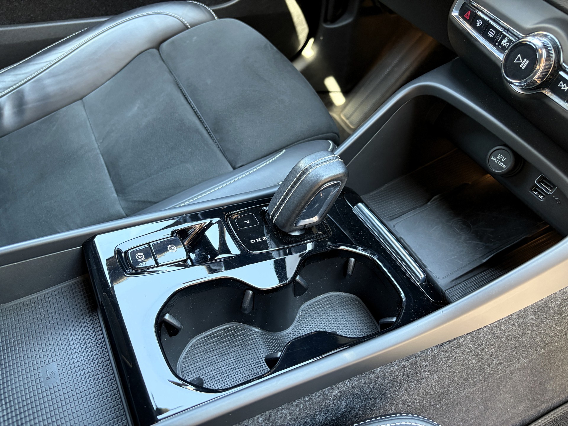 VOLVO 1.5 T5 PiH R-Design-image-12