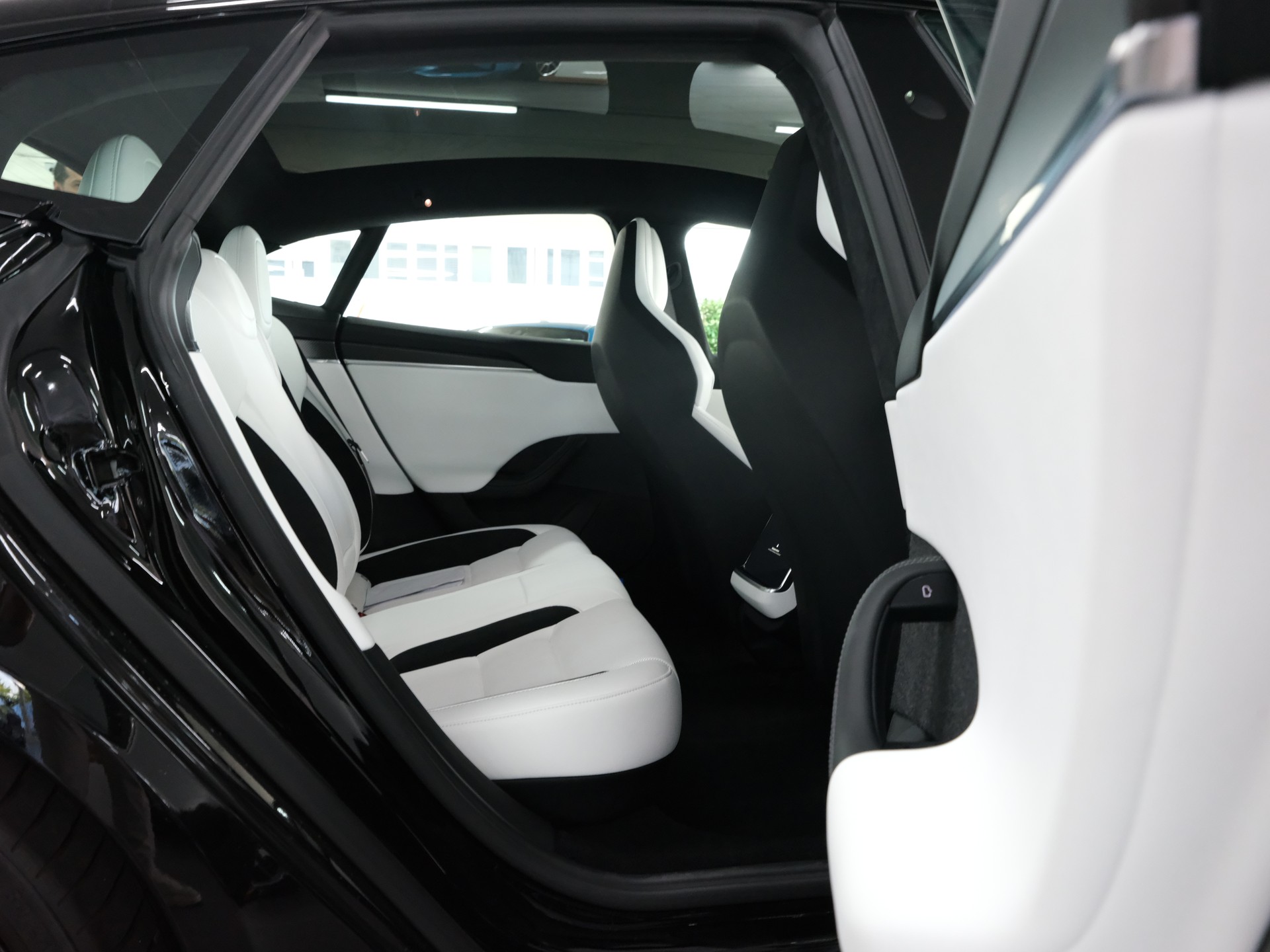 TESLA Model S 100 kWh Plaid-image-17