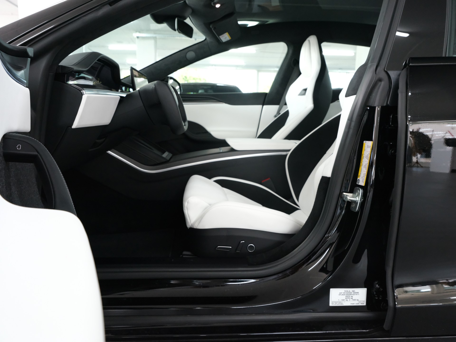 TESLA Model S 100 kWh Plaid-image-14
