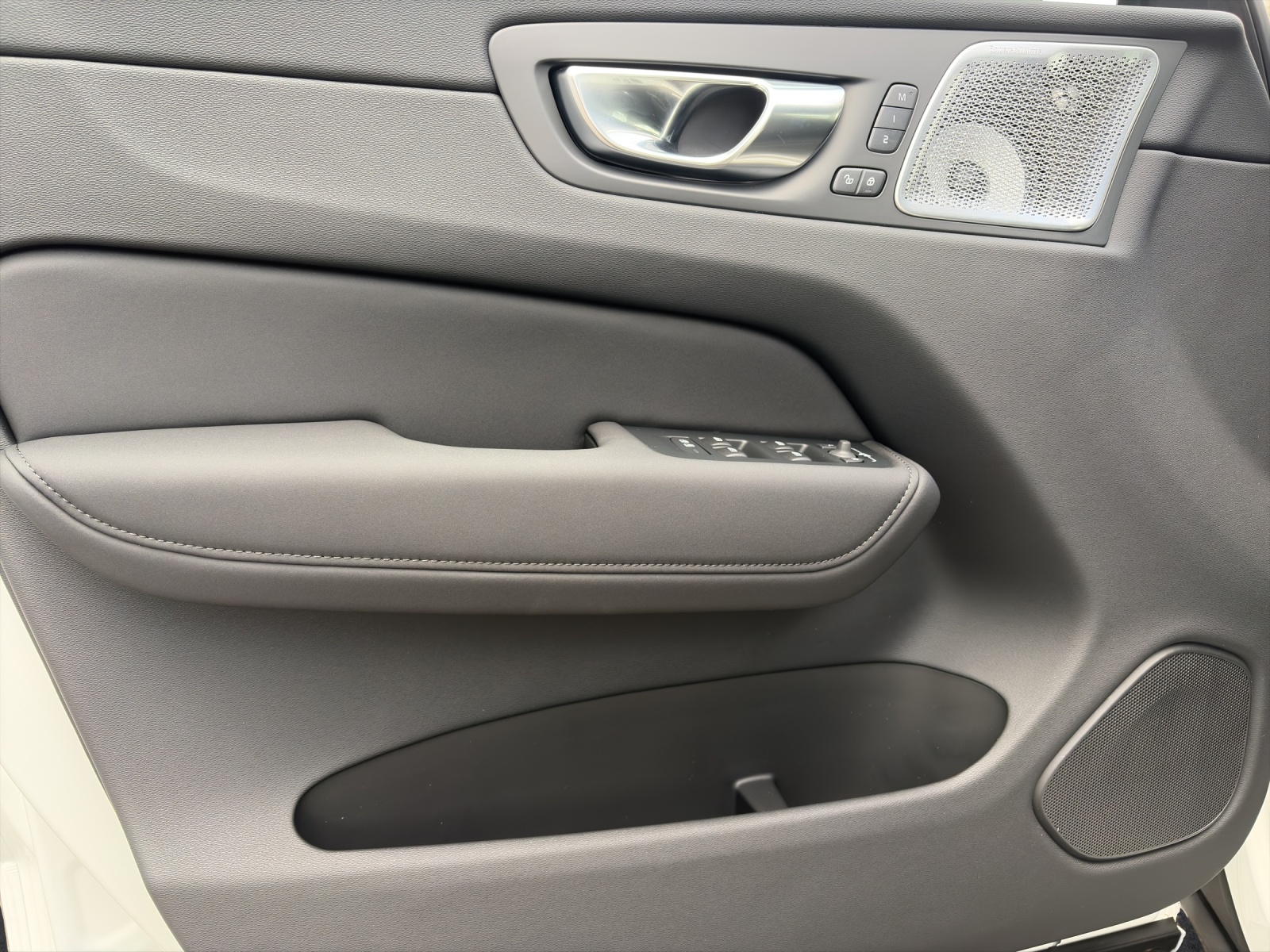 VOLVO XC60 2.0 T8 TE Black Edition eAWD-image-14