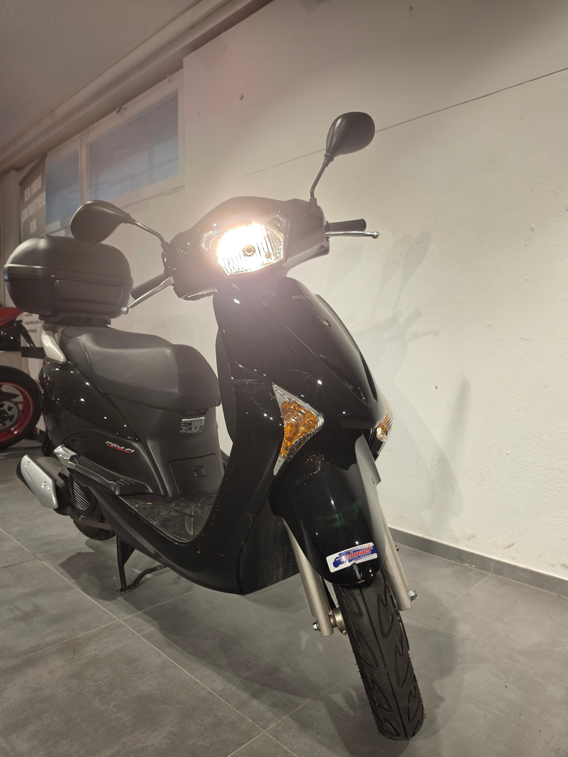 HONDA Lead 110-showroom-element-1