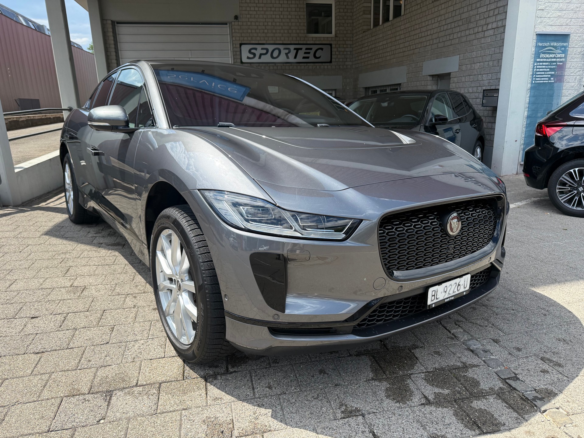 JAGUAR I-Pace EV400 HSE AWD-image-4