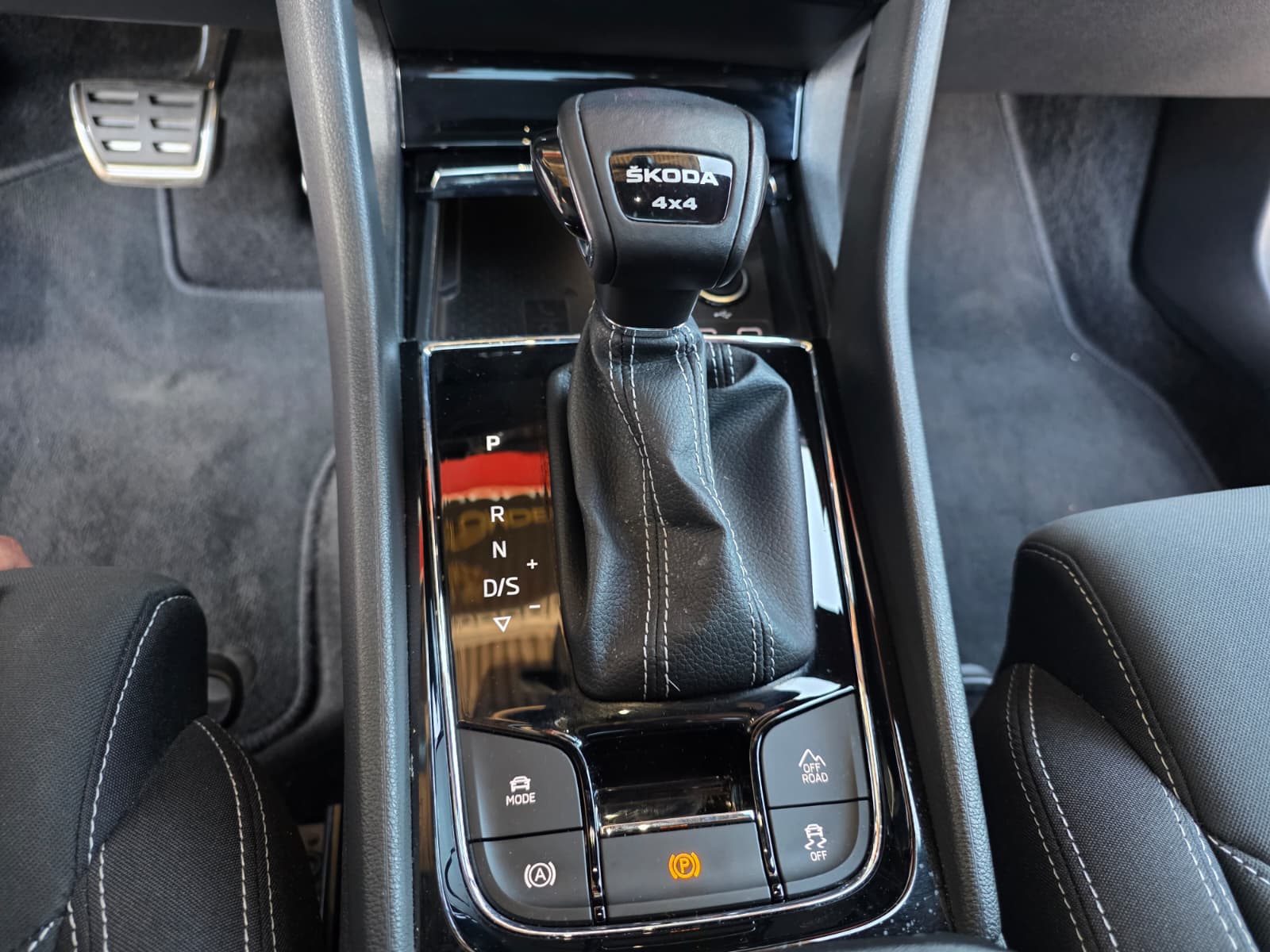 SKODA Karoq 2.0 TSI SportLine 4x4 DSG • Panorama-Dach • Rückfahrkamera • Garantie • frisch ab MFK-image-14