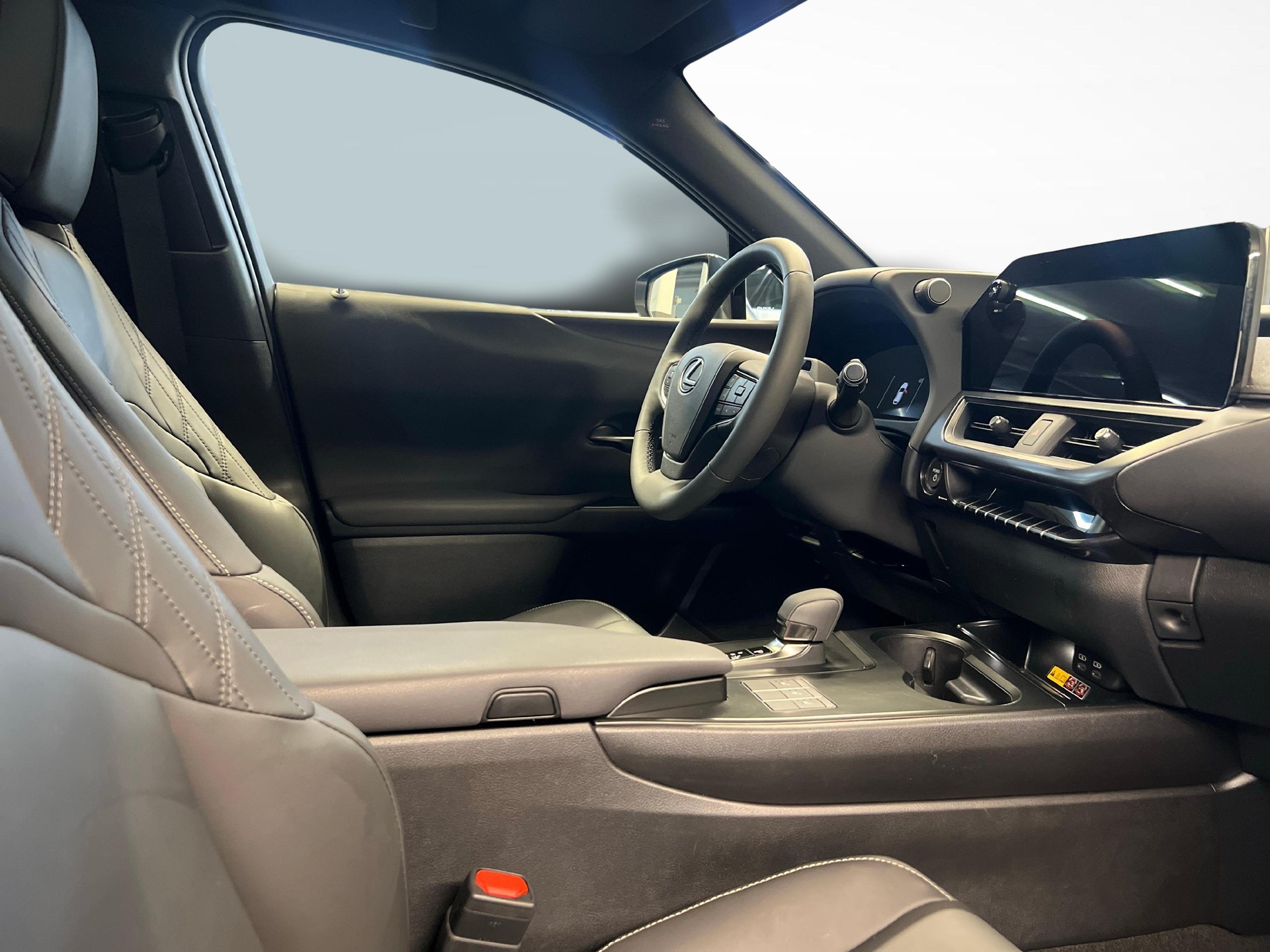LEXUS UX 300h F-Line-image-9