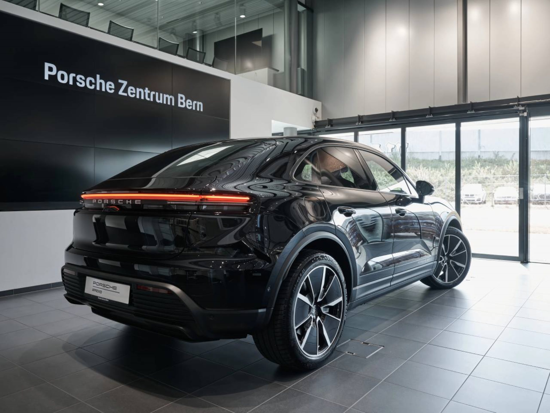 PORSCHE Macan 4-image-2