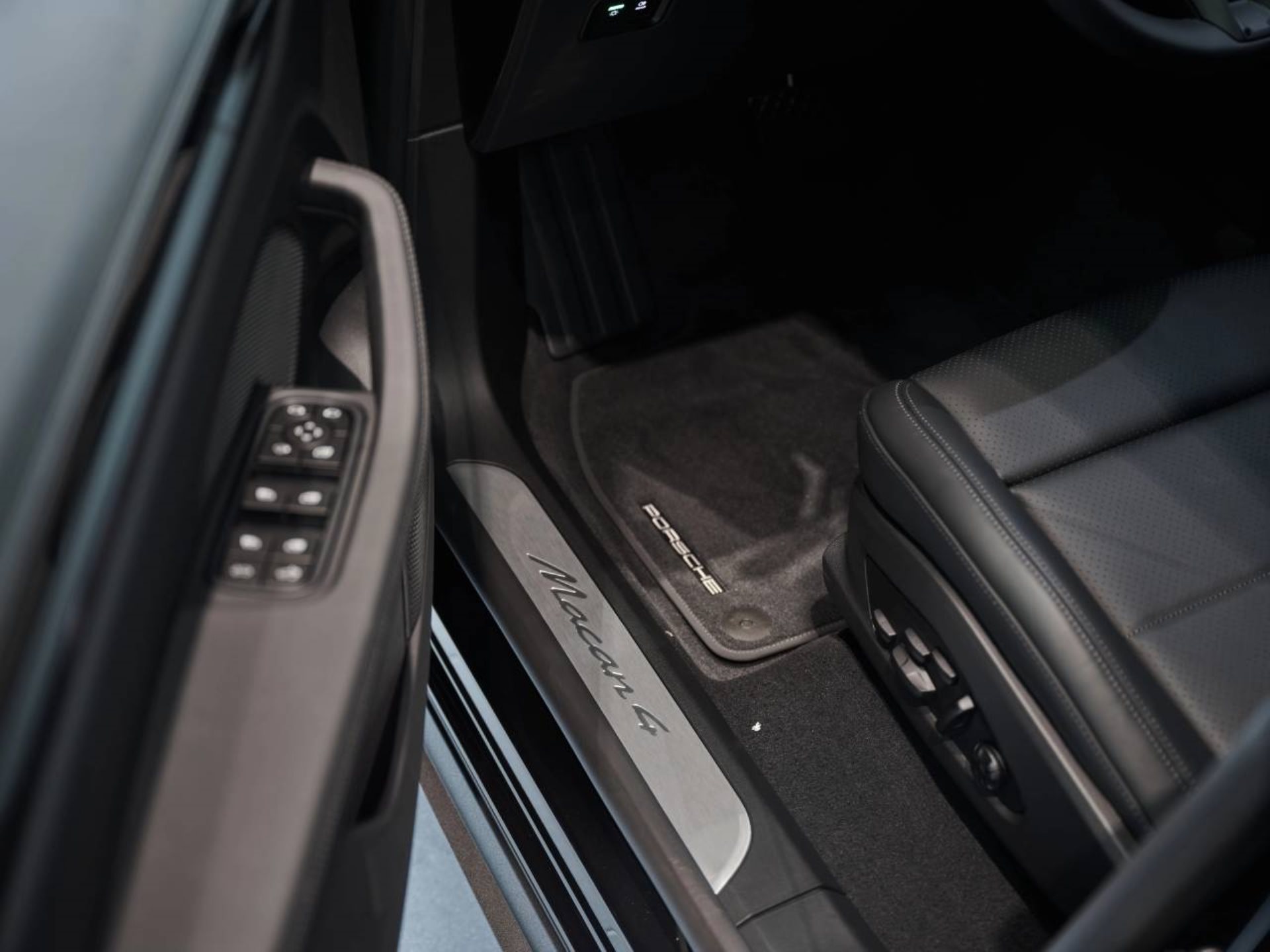PORSCHE Macan 4-image-21