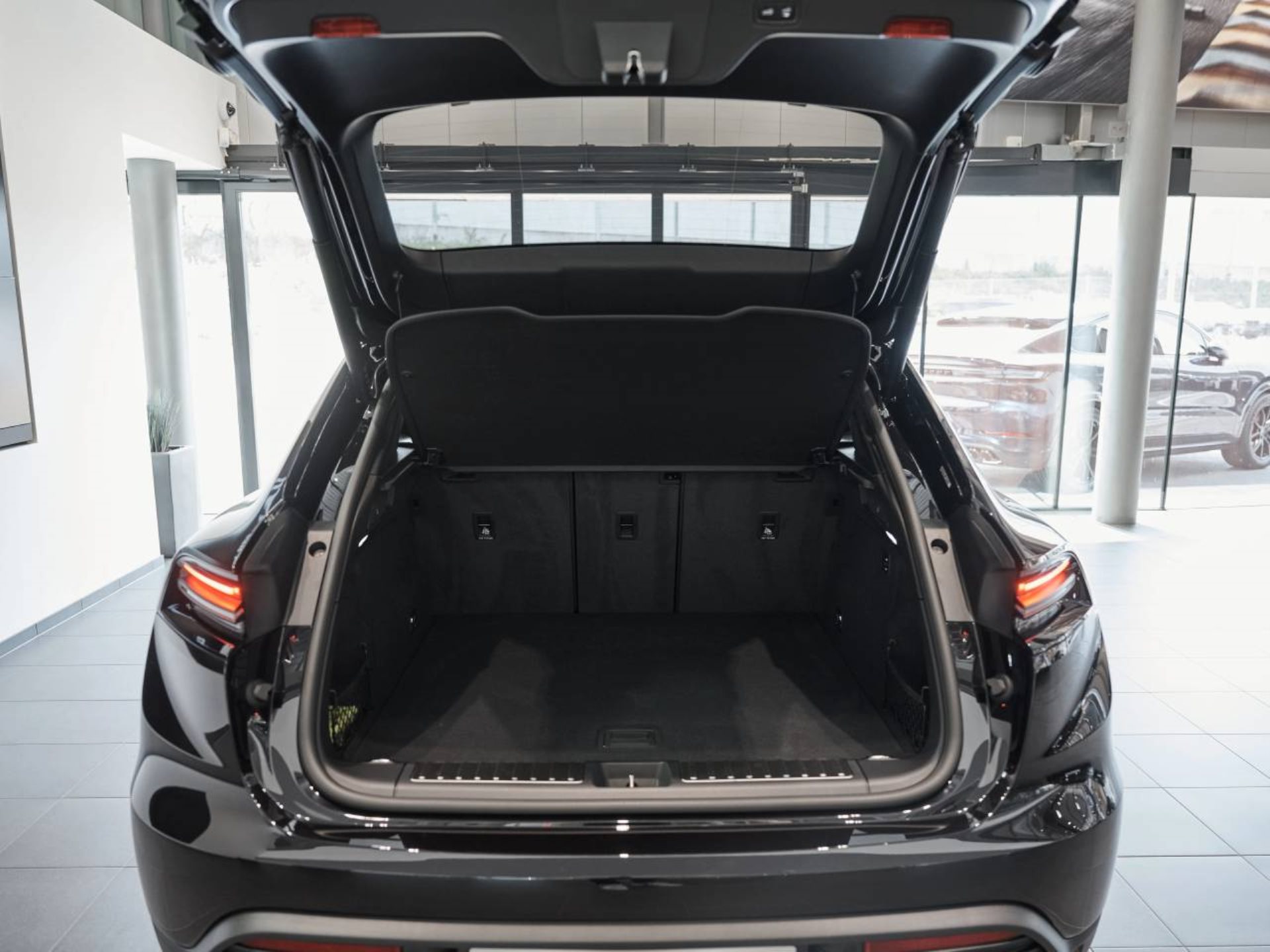 PORSCHE Macan 4-image-12