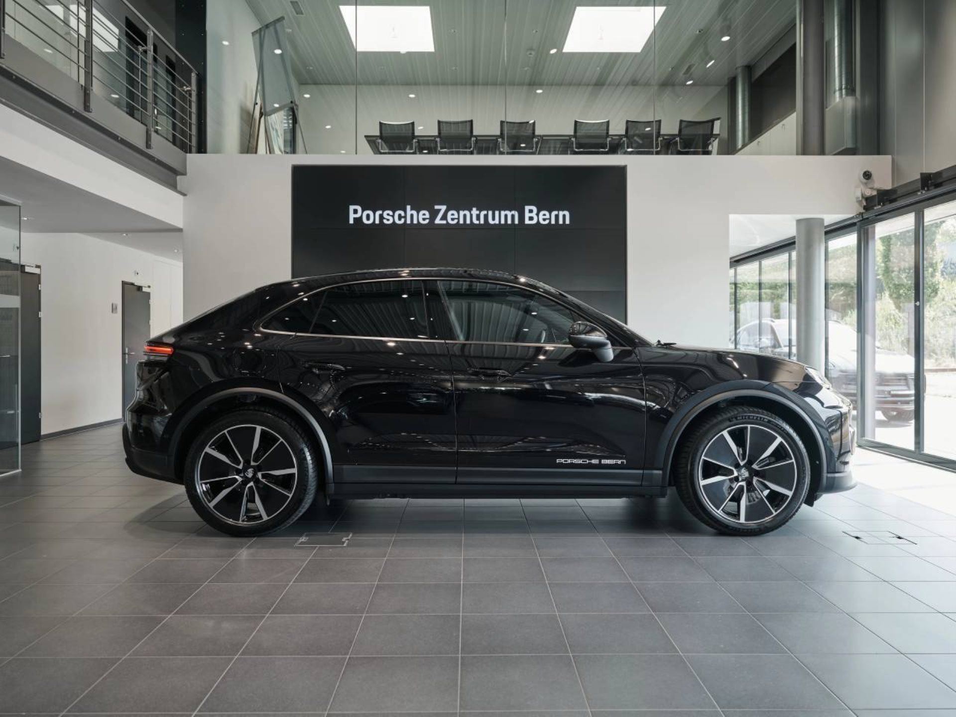 PORSCHE Macan 4-image-1