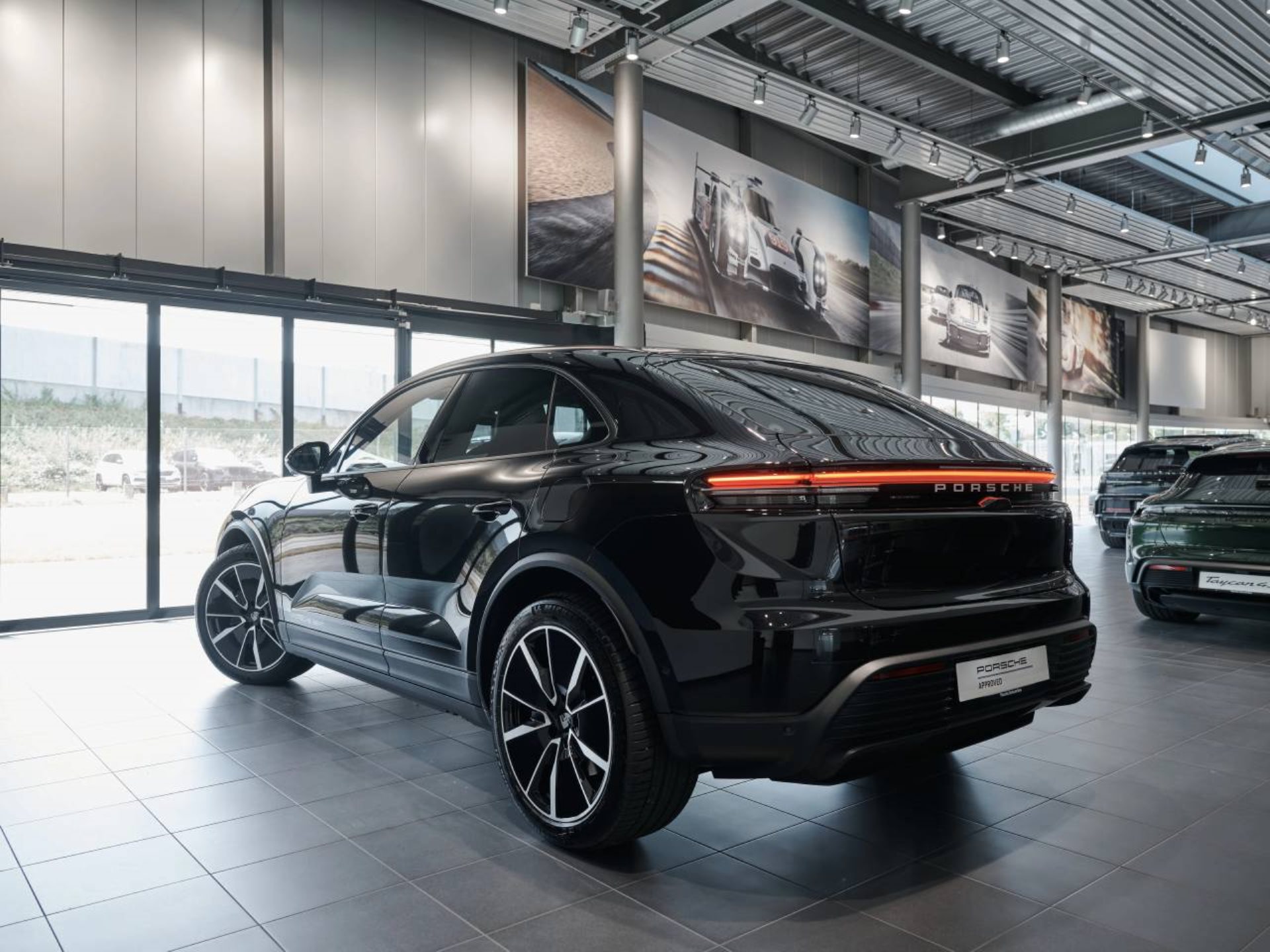 PORSCHE Macan 4-image-6