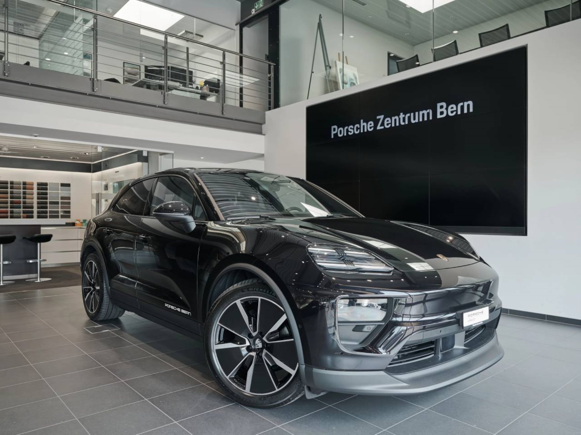 PORSCHE Macan 4-image-0