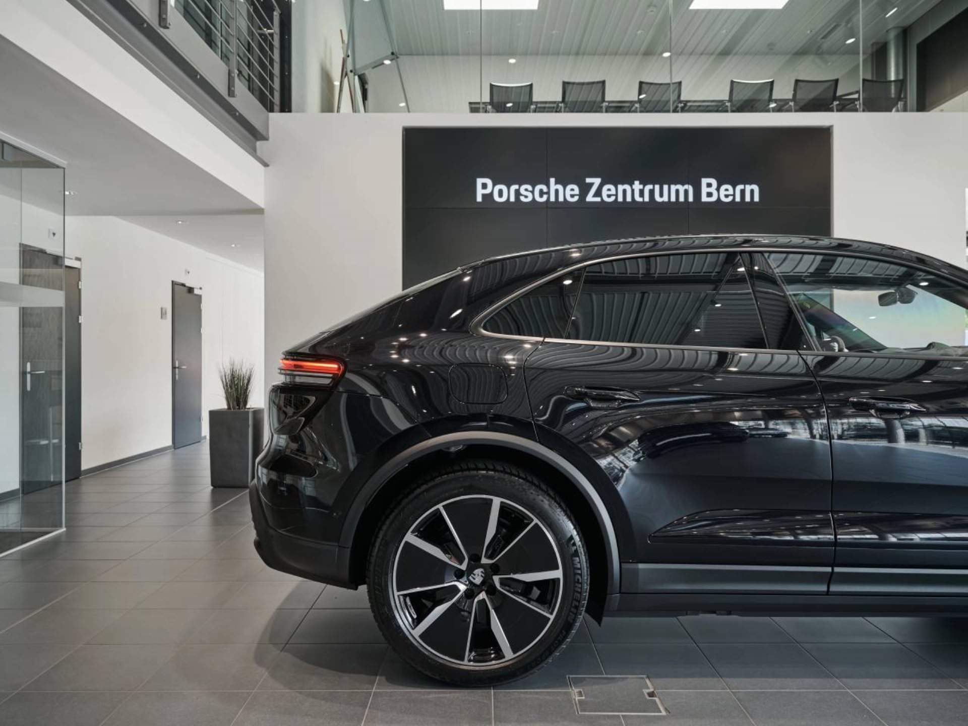 PORSCHE Macan 4-image-9