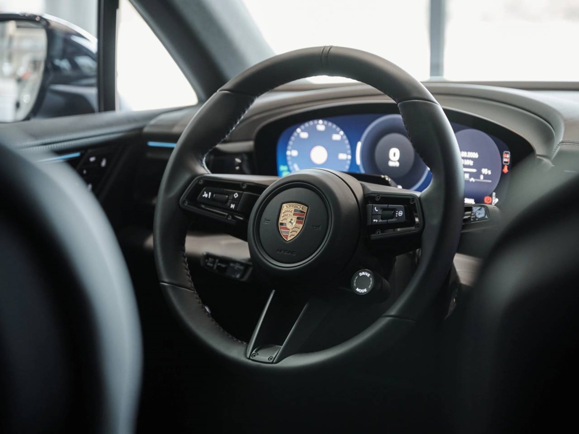 PORSCHE Macan 4-image-14