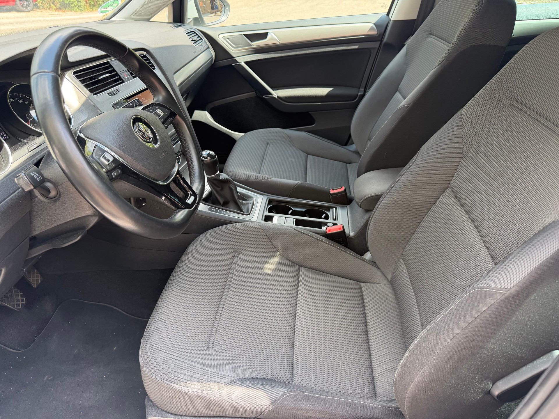 VW Golf Variant 1.6 TDI Trendline 4Motion-image-8