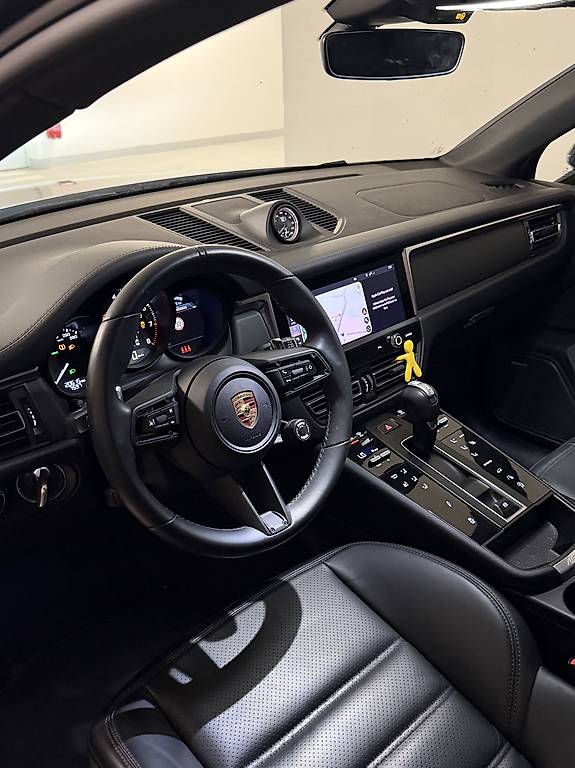 PORSCHE MACAN-image-2