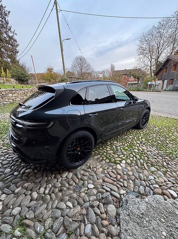 PORSCHE MACAN-image-1