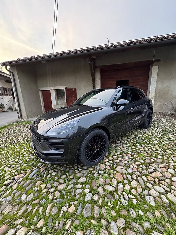 PORSCHE MACAN-image-0
