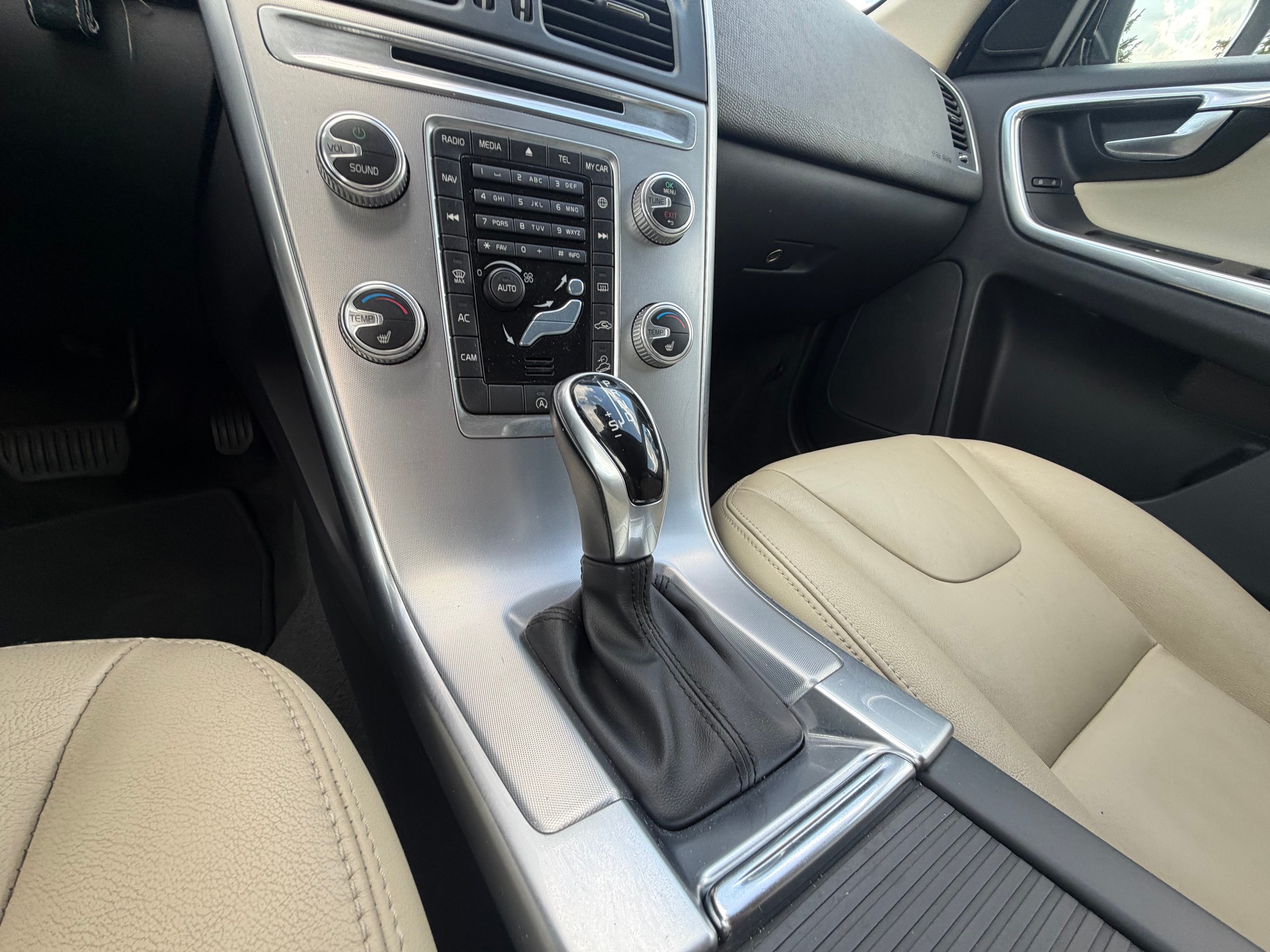 VOLVO XC60 T5 AWD Summum Geartronic **MFK 08.07.2026**-image-13