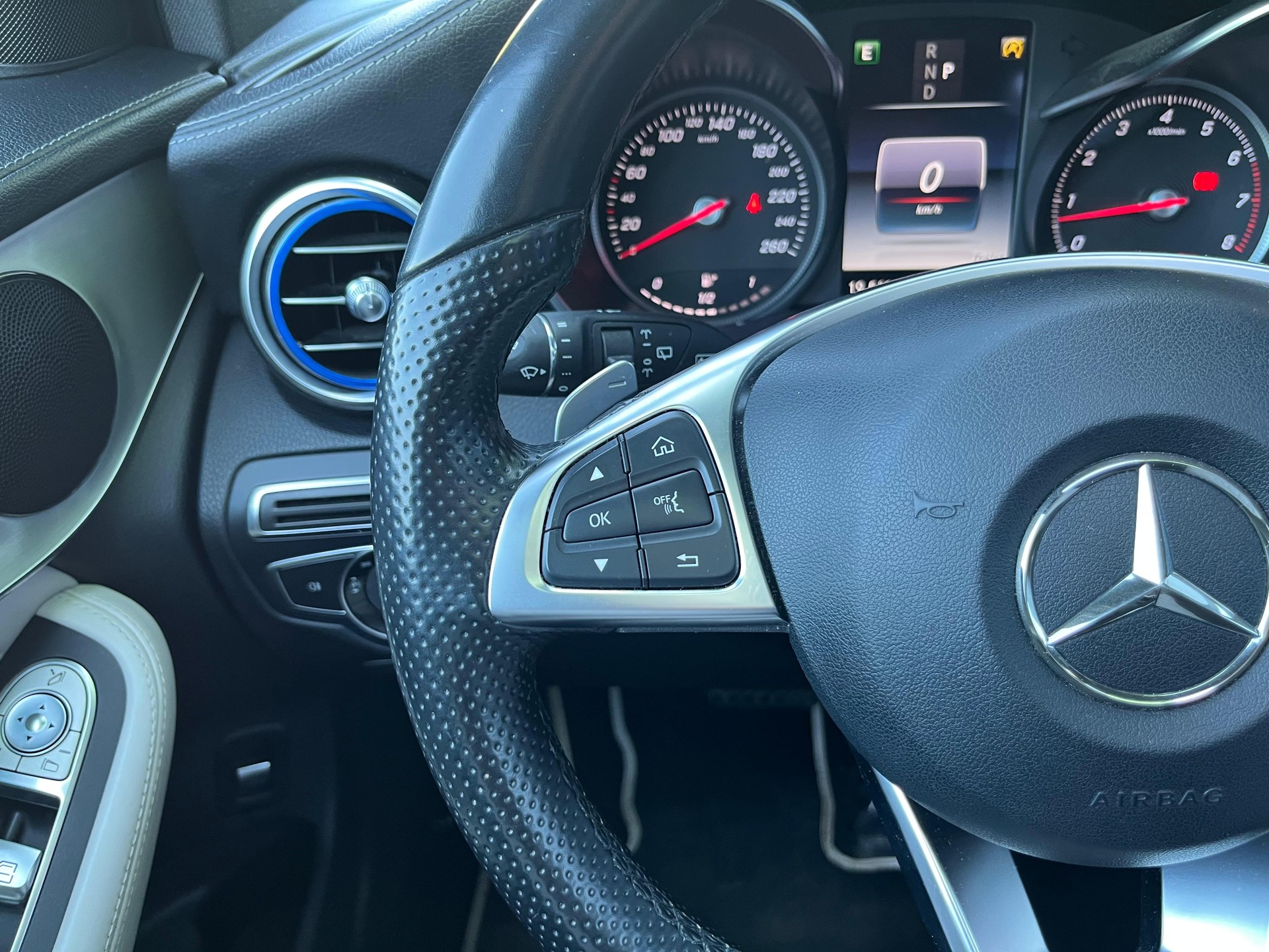 MERCEDES-BENZ GLC 250 AMG Line 4Matic 9G-Tronic-image-18