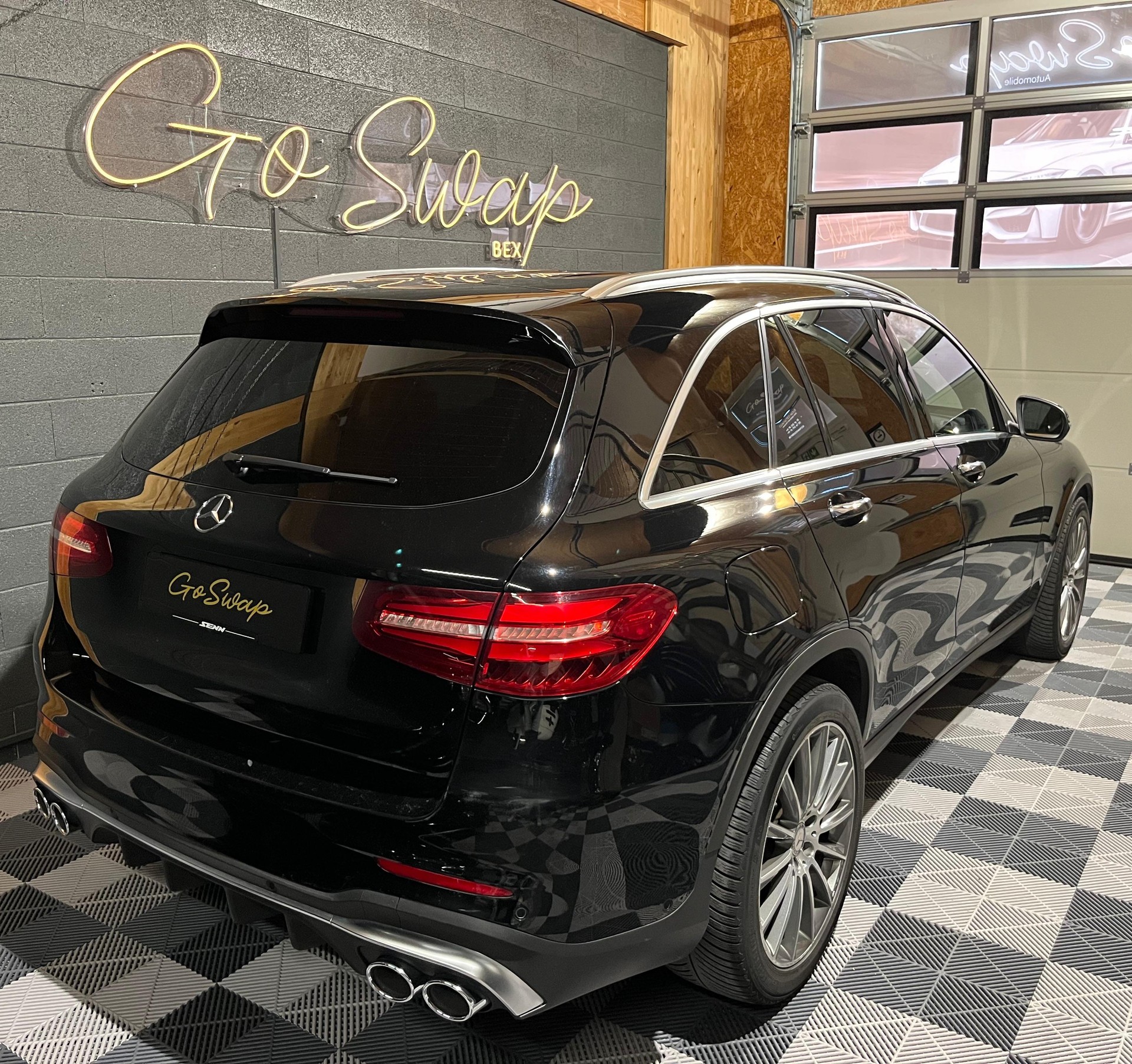 MERCEDES-BENZ GLC 250 AMG Line 4Matic 9G-Tronic-image-3
