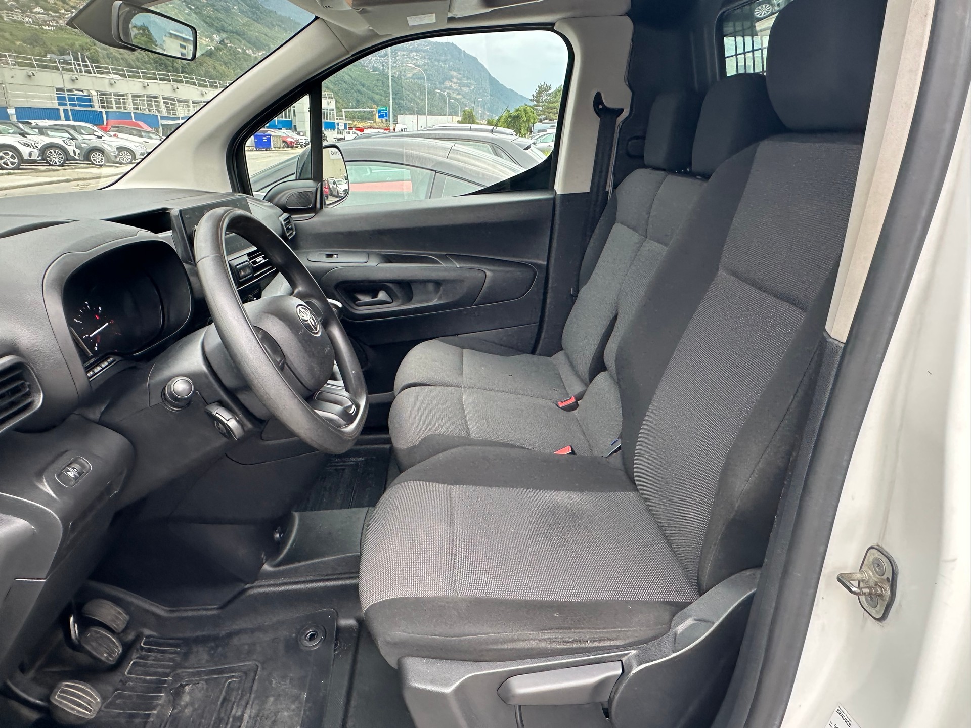 TOYOTA Proace City Van 1.5D Active Long 4x4-image-8