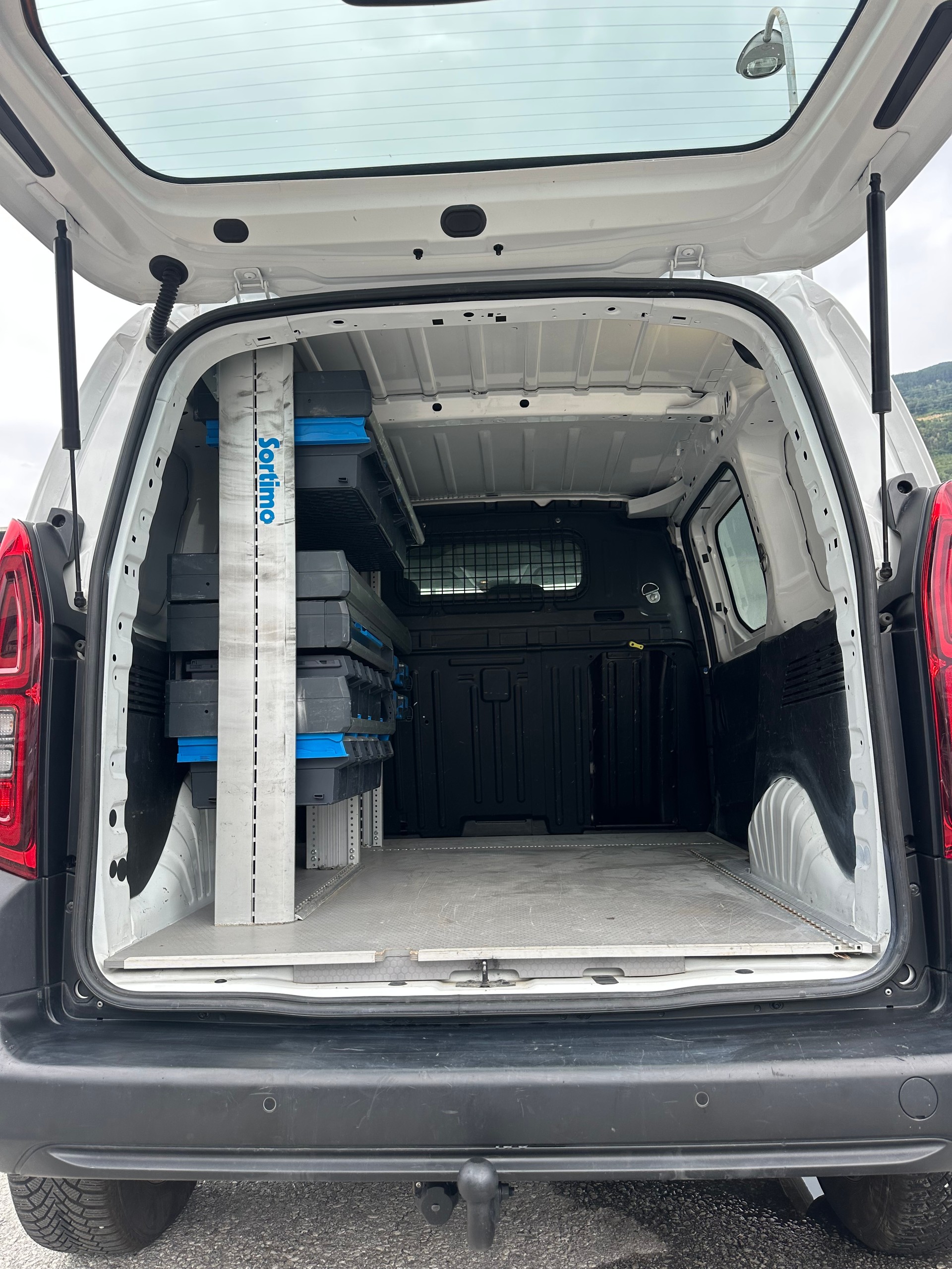 TOYOTA Proace City Van 1.5D Active Long 4x4-image-11